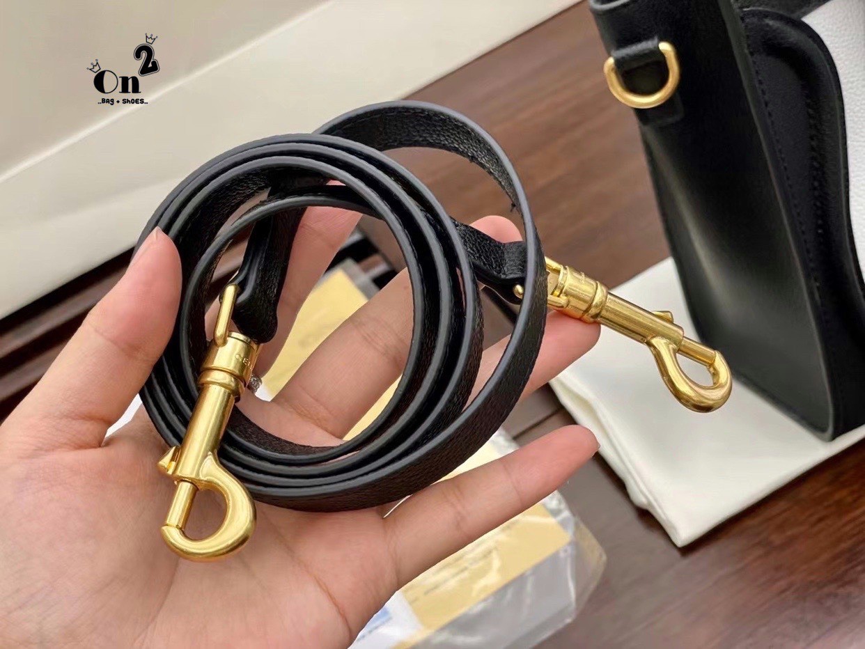 พร้อมส่งรุ่นยอดฮิต!! CELINE HANDLE BAG VIP / Celine Nano Luggage Bag กระเป๋าหนังแท้ ขนาดกำลังดี เปิดปิดด้วยซิปอะไหล่ทองมีที่จับหนัง ด้านในกว้าง มาพร้อมช่องซิปอีกช่อง เป็นอีกทรงที่ฮิตมานานข้ามปี มาพร้อมสายยาวสะพายแบบ CROSSBODYได้ หรือจะถือออกงานก็สวยหรูอีก