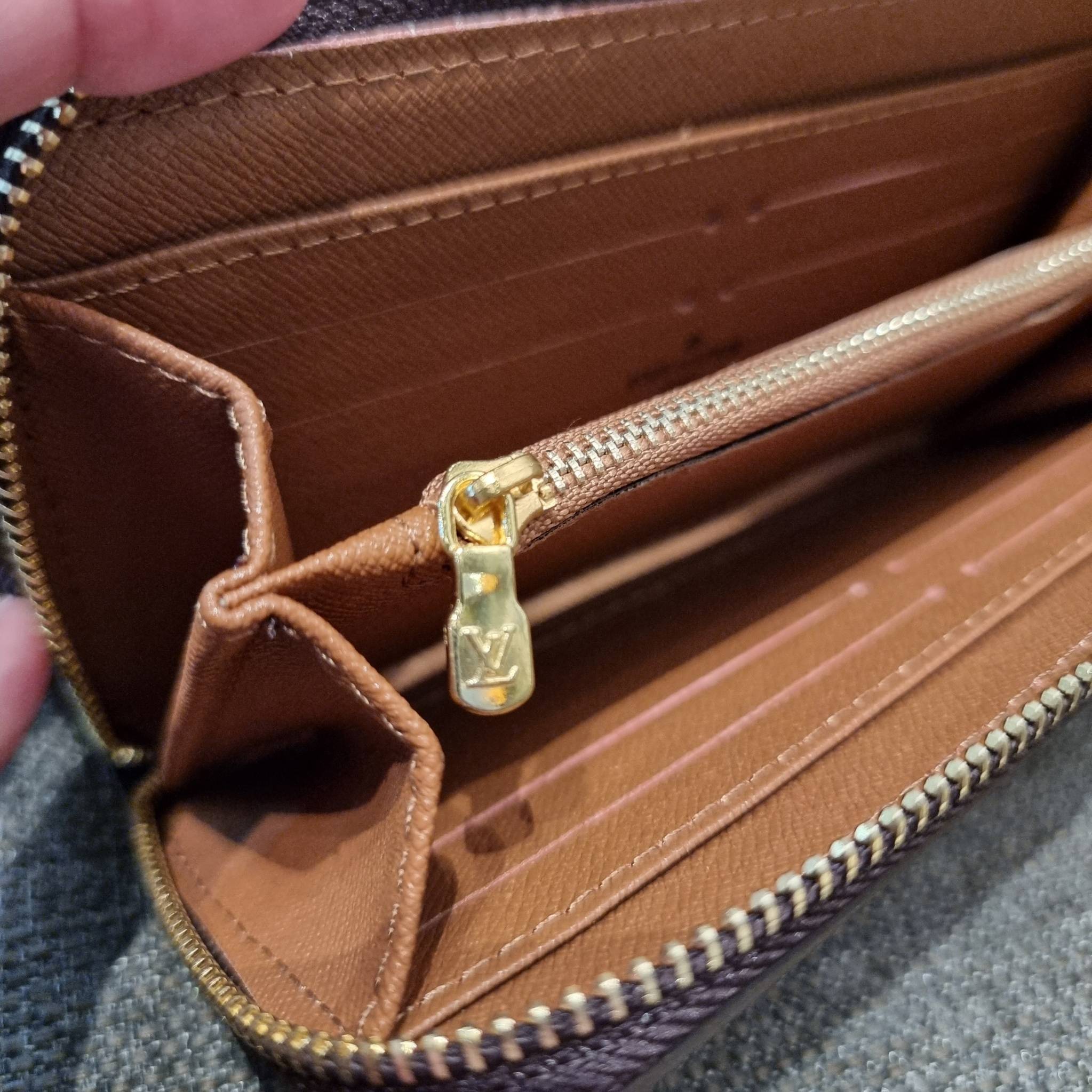 2ซิปก็ต้องมาแล้วแหละ!! IN STOCK แล้ว!! ด่วน!! เตือนแล้วน้า!!! LV long wallet ไอเท็มสุดฮิต ติดทุกกระแส แรงไม่เคยตก รุ่น unisex ที่จะหนุ่มๆสาวๆ ก็เลิฟได้หมด!! ใบยาวขนาดกำลังเหมาะมือ รอบนี้คือดี คุ้ม เพราะมาสองซิป ใส่กันแบบเน้นๆ เงินตุงกระเป๋ารับทรัพย์!! ถือ