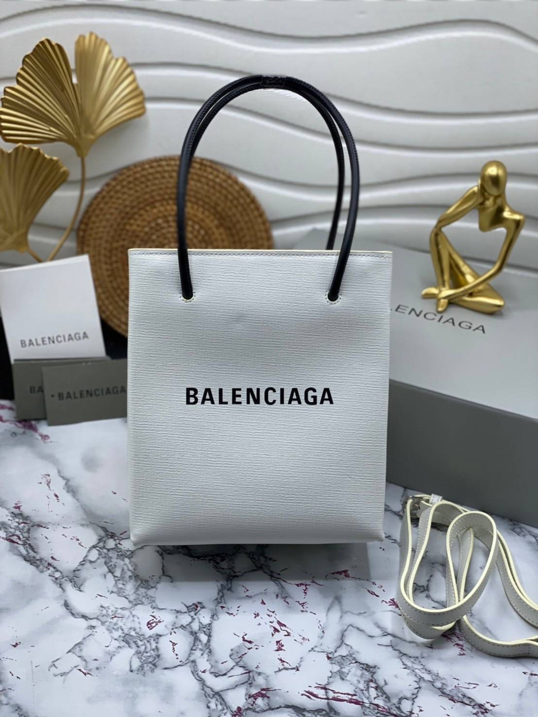 หนังแท้ BALENCIAGA XXS TOTE / Balenciaga shopping tote xxs พกกระเป๋าช้อปปิ้ง ไปทุกที่ในฤดูกาลนี้ ดีไซน์ที่ใช้ได้ทุกวันตั้งแต่หนังแบบมีเท็กซ์เจอร์ ภาพสินค้าถ่ายจากงานขายจริง ใช้งานต่างประเทศได้