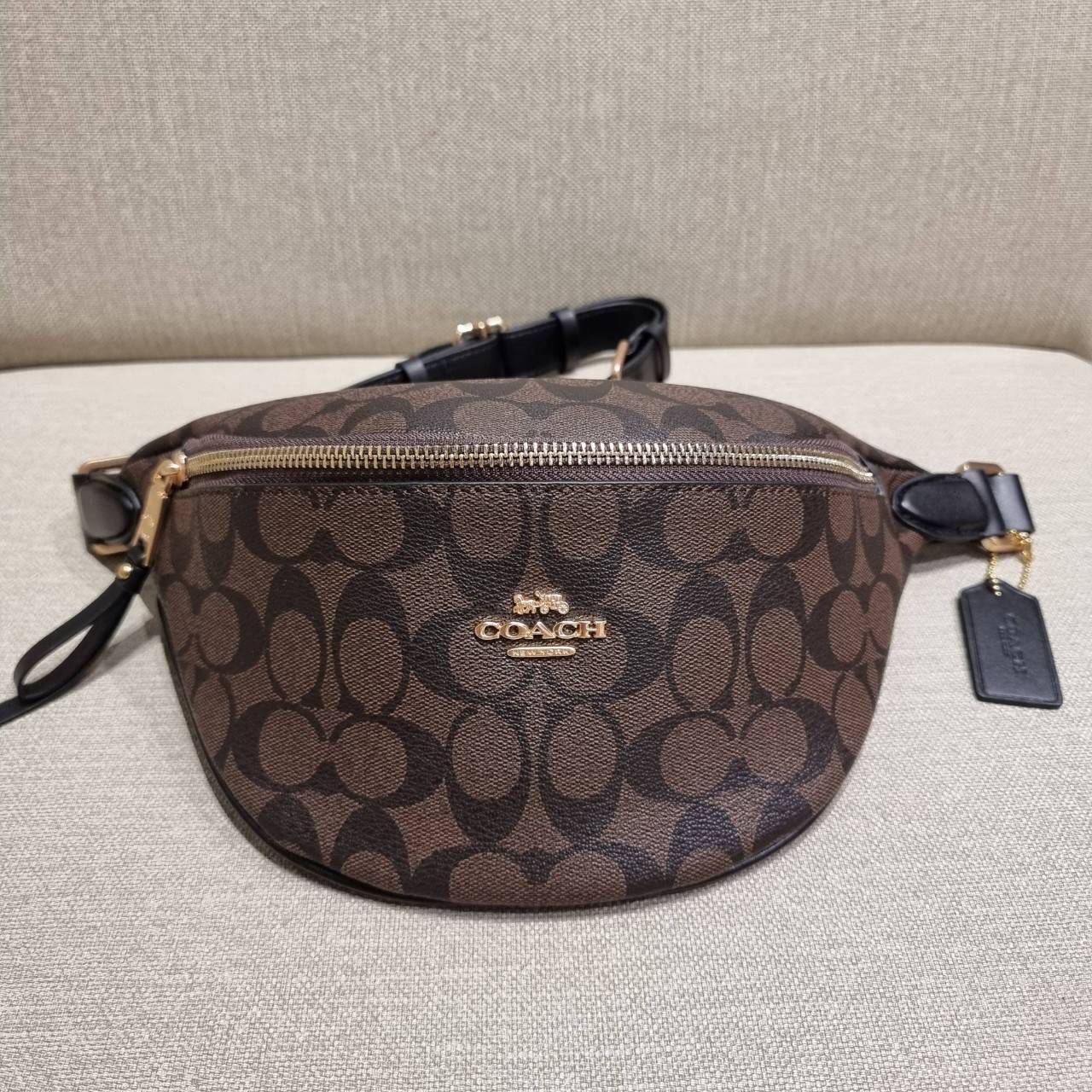 COACH F48740 BELT BAG IN SIGNATURE CANVAS กระเป๋าคาดอกทรง Unisex ที่ขายดีถล่มทลาย!! ขายได้ตลอดปี!! สวยเท่ทุกสี วัสดุหนังแคนวาสเคลือบคุณภาพดี ทนทาน ใช้งานง่าย ภายในเป็นช่องโล่ง เหมาะสำหรับคนที่ชอบพกอะไรง่ายๆ รับรองตอบโจทย์น้า