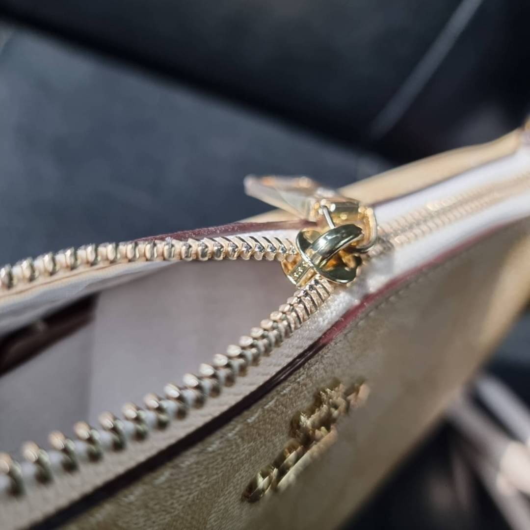 COACH F58321 TOP HANDLE POUCH อีกรุ่นฆ่าไม่ตาย!! 😎 ขายดีขายหมด ขายรวยขายปังๆ!! กระเป๋าพอชจากโค้ช ทรงใช้งานง่าย สะดวก กะทัดรัด วัสดุหนังแคนวาสเคลือบคุณภาพดี มาพร้อมสายคล้องในตัว และสายสะพาย crossbody ปรับเปลี่ยนได้ตามสไตล์ อีกหนึ่งไอเท็มที่สาวๆต้อง