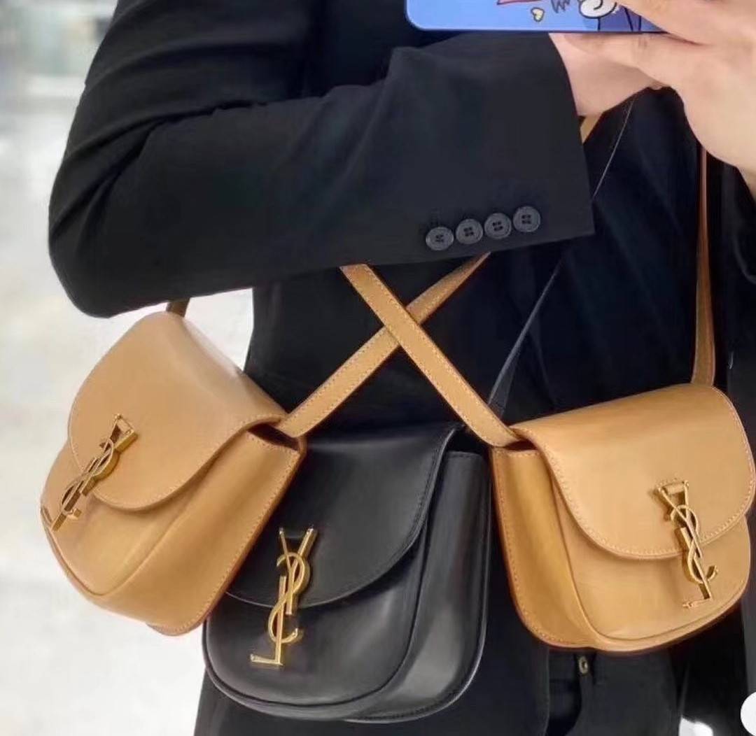 VIP 🥂 สีใหม่พร้อมส่ง! Saint Laurent Kaia Small YSL Plaque Leather Cross Body Bag / YVES SAINT LAURENT YSL BAG VIP วัสดุ Calfskin หนังเรียบอยู่ทรงเปิดปิดด้วยฝาปิดโลโก้แบรนด์อะไหล่ทอง ภายในโล่งมีโลโก้และช่องย่อยสามารถใส่มือถือของใช้จุกจิกได้เยอะ สาย