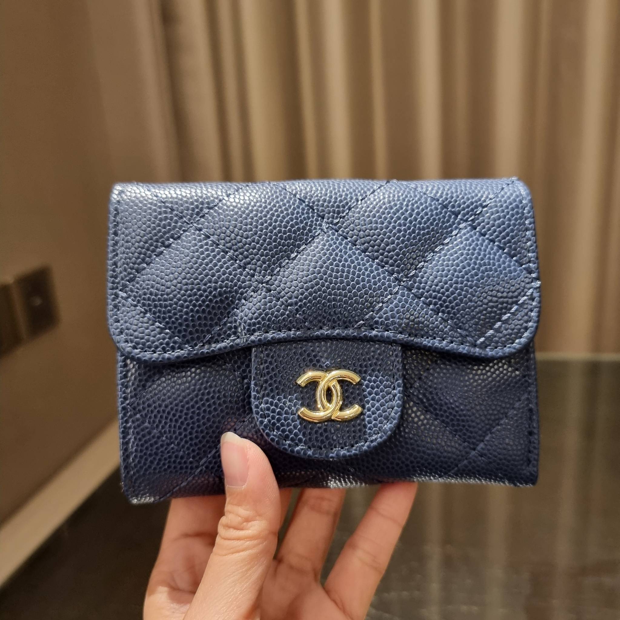 VIP 】มาแล้วจ้า!! รุ่นแนะนำ!! ฮิตติดใจสาวๆ!! กระเป๋าสตางค์ใบสั้นรุ่นฝาพับ จาก Chanel premium for gift เรียบหรู ดูไฮน์ วัสดุหนังสังเคราะห์ลายคาร์เวีย ด้านในเป็นหนังซาฟเฟียโน่ เปิด-ปิดด้วยกระดุมแม่เหล็ก ภายในกระเป๋ามีช่องใส่บัตร ใส่ธนบัตรได้ ดีไซน์เรียบหรูตา