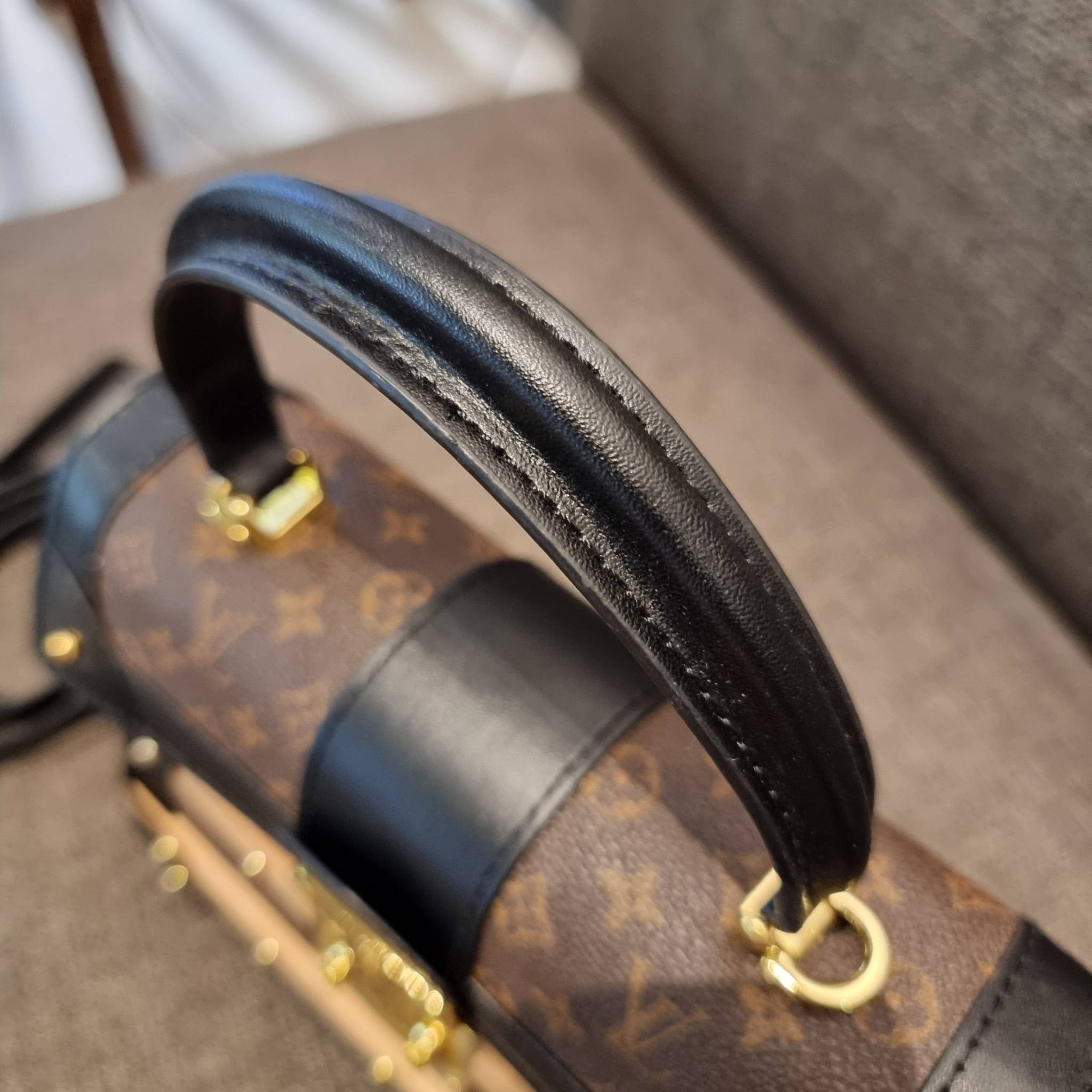 ใหม่ล่าสุดจาก LV monogram vintage box bag มาพร้อม box set สุดหรูรุ่นนี้ดีเทลยอดเยี่ยม เก็บรายละเอียดได้ดีและโดดเด่น ถือแล้วผู้ดีมาก!! วัสดุหนังแคนวาสสลับหนังแท้ เปิด-ปิดด้วยตัวบีบล็อค แน่นหนา ภายในโล่งกว้าง เลิศตรงที่เก็บทรง ขยายทรงด้านข้างได้ คอนโทรลด้วย