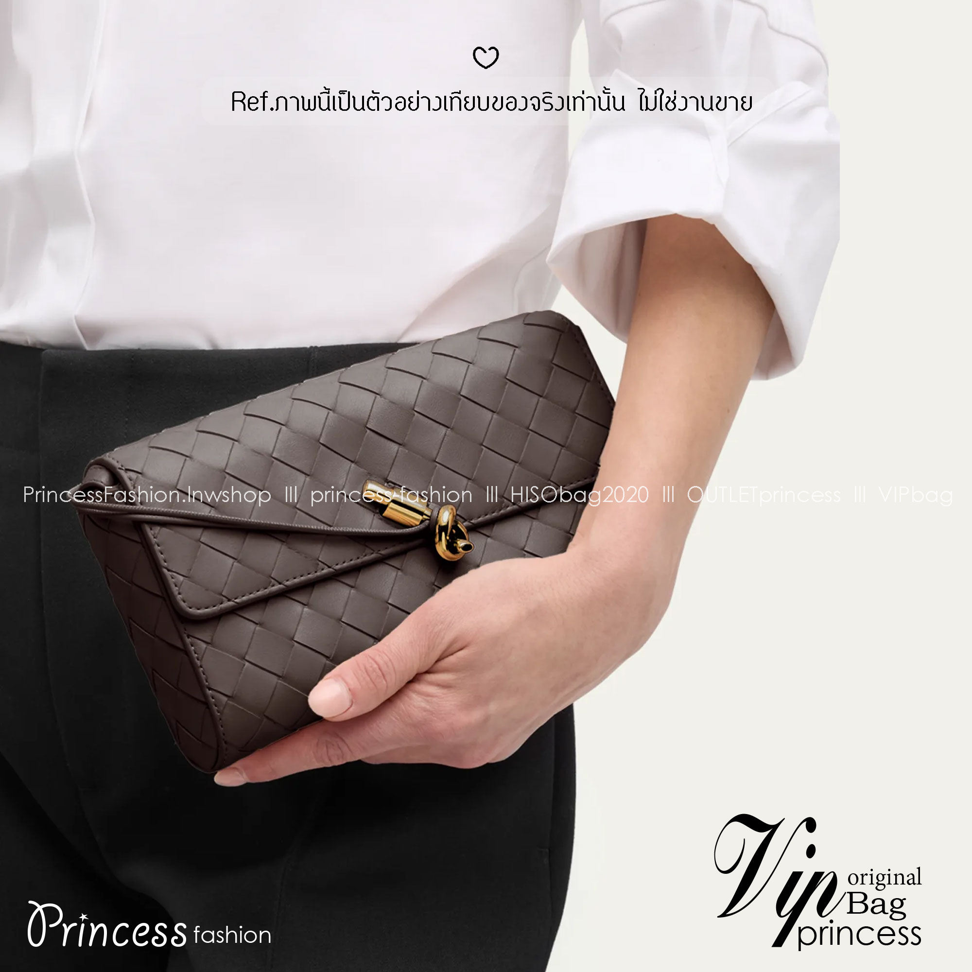 Bottega Veneta Andiamo Shoulder Bag กระเป๋าสะพายสุดชิค ถือเป็นคลัชหรือสะพายได้ ดีไซน์หนังสานตารางสวยโดดเด่นเป็นเอกลักษณ์ที่คงความเรียบหรูดูแพงไว้อย่างลงตัว