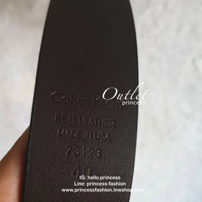 เข็มขัด calvinklein หัวเข็มขัดเป็นลายตัวอักษร CK ปั๊มชื่อแบรนด์ สายเข็มขัดสามารถใช้ได้ทั้ง 2 ด้าน เปลี่ยนหัวได้ง่ายๆ รุ่นนี้เป็นหนังแท้ สวยๆ คุ้มๆ รีบรับไปเลยจร้า