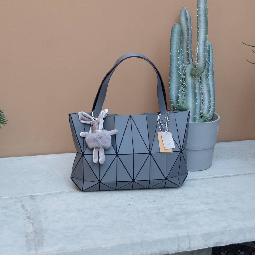 ทรงสุดฮิตจากแบรนด์ David Jones ใบนี้ มาพร้อมกับน้องหมี สีเข้า set กับกระเป๋าคะ