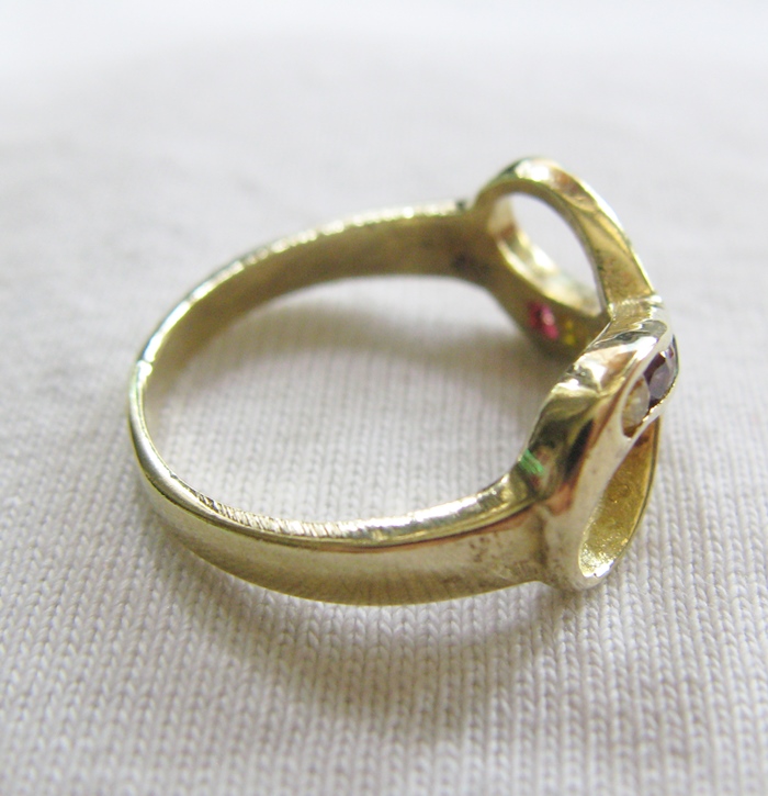 แหวนอินฟินิตี้พลอยนพเก้าเนื้อทองเหลืองเสริมเรื่องความรักการงานค่ะ