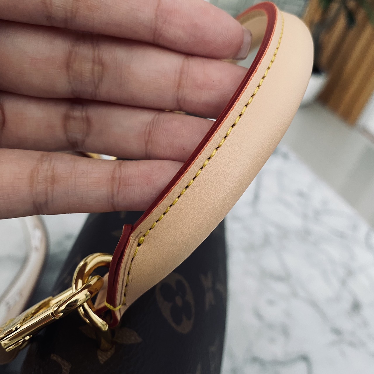 LV Cluny Mini Monogram Canvas Bag 20cm กระเป๋าถือใบเล็กแสนน่ารัก ลายโมโนแกรมแคนวาสสุดไอคอนิก พร้อมสายสะพายผ้าทรงสปอร์ต คอลขายดีตลอดกาล หูจับในตัว น้ำหนักเบา เป็นไอเท็มที่แมทช์ได้กับทุกสไตล์การแต่งตัว ราคาสุดคุ้ม