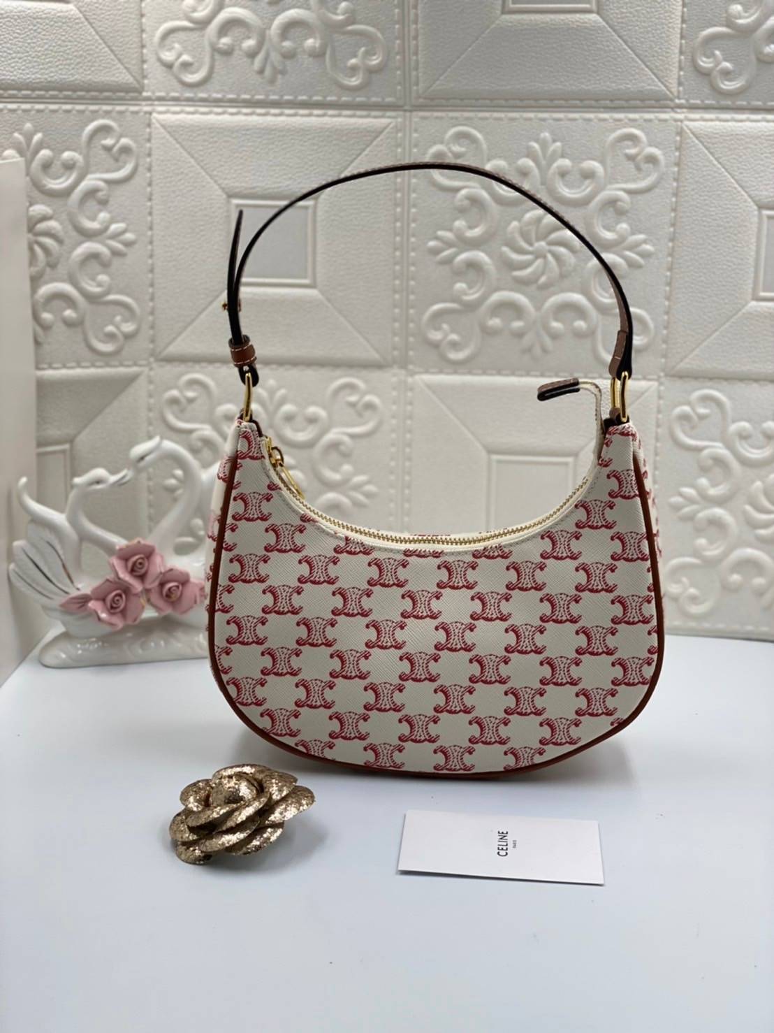 VIP GIFT 】หนังแท้ CELINE AVA BAG IN TRIOMPHE CANVAS AND CALFSKIN :RED กระเป๋าดีไซน์สวยหรูฮิตสุดในเกาหลี! หนังสวยอยู่ทรง เปิดปิดด้วยซิปแบรนด์สีทอง ภายในโล่งกว้างและจุสามารถใส่มือถือ กระเป๋าสตางค์ ของใช้ได้เยอะ สายสะพายหนังปรับได้อะไหล่ทองหรูมีโลโก้แบรนด์ ไ