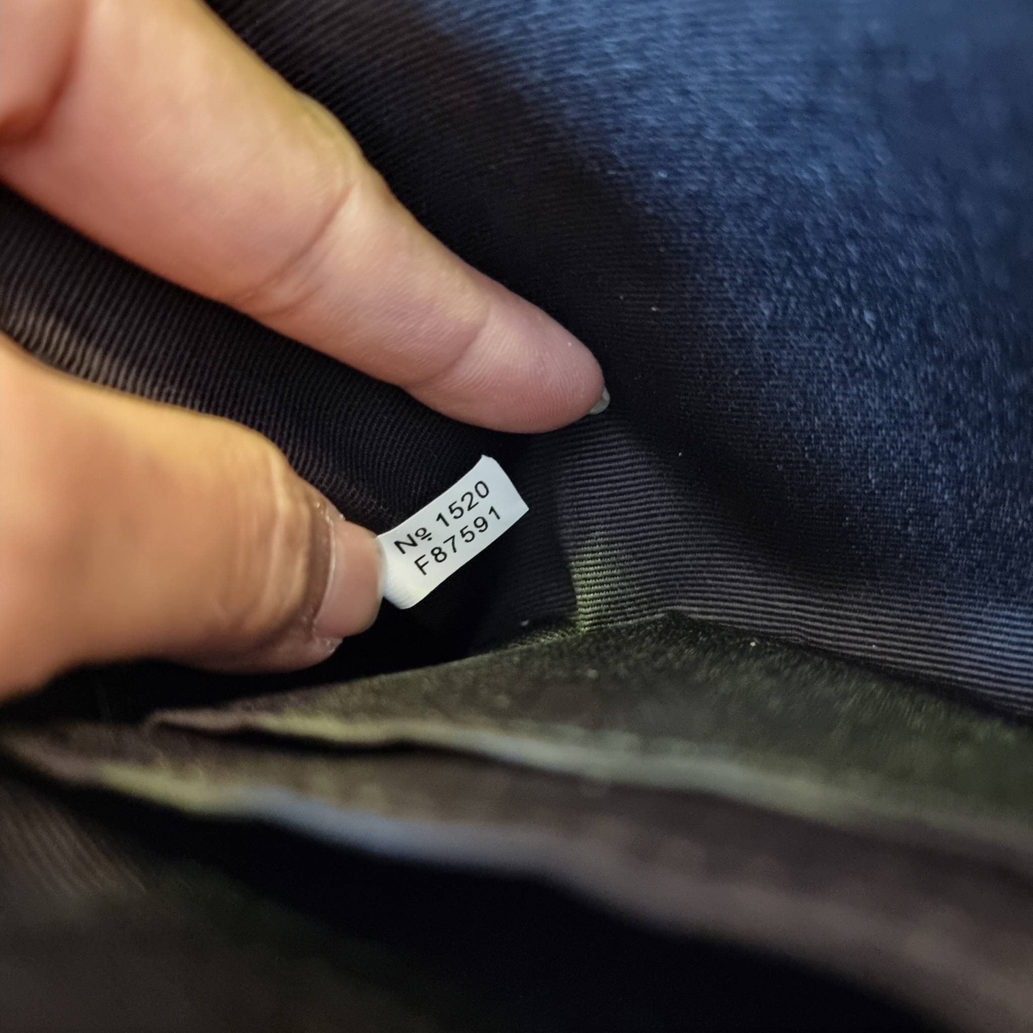 COACH F87591 DOUBLE CORNER ZIP WALLET IN SIGNATURE COATED CANVAS คล้องมือรุ่น 2 ซิป!! มาแล้วจ้า 🌟🤗 ไซส์นี้คือเหมาะมือจริงๆ พกง่ายเช่นเคย ไม่ต้องกังวลว่าจะเกะกะหรือกินพื้นที่กระเป๋าหลัก วัสดุหนังแคนวาสเคลือบลาย มีช่องหลักแยก 2 ช่อง ภายในบุผ