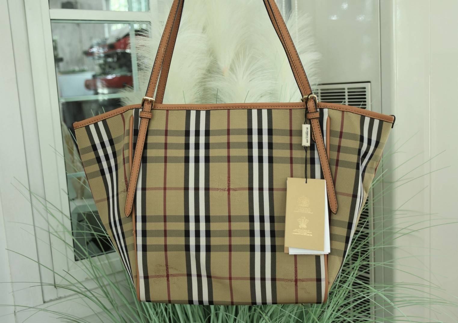 พรีเมี่ยมกิ๊ฟแท้ Burberry New War Horse Check Tote Gift Bag