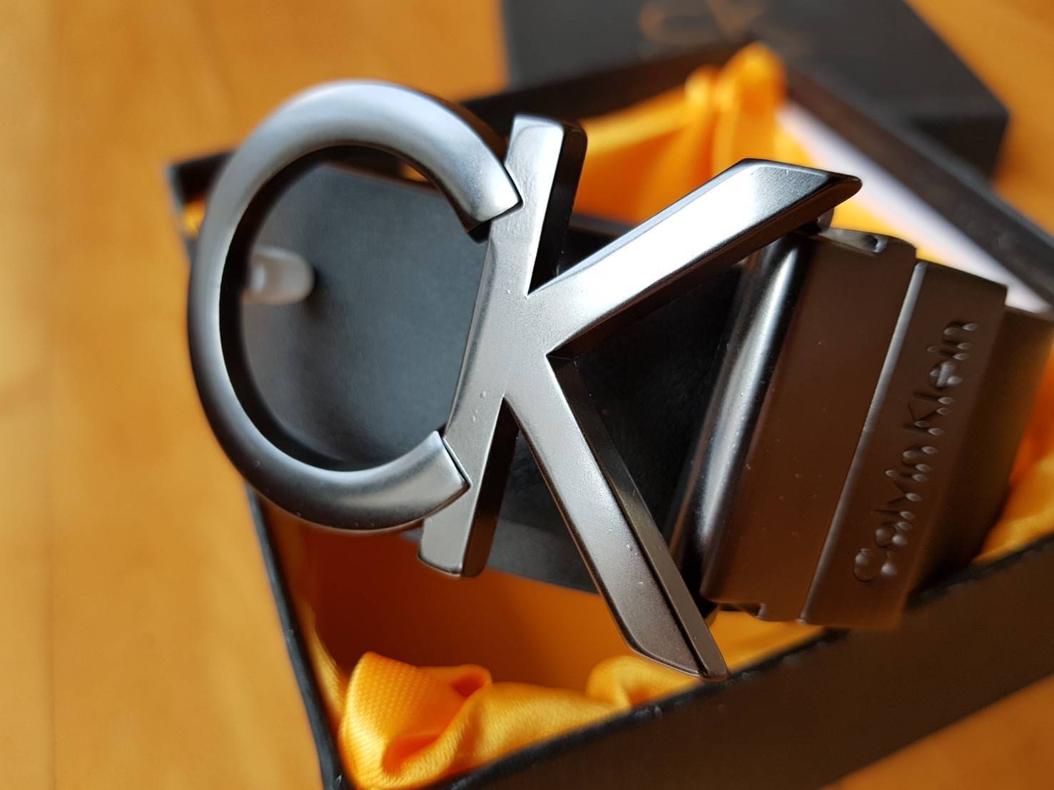 Calvin Klein Men's Belt Gift Set ชุดเข็มขัดสำหรับคุณผู้ชาย วัสดุหนังเรียบ นิ่ม คุณภาพดี ดีไซน์เรียบเท่ห์ หัวเข็มขัดดีไซน์ตัวอักษร CK สีรมดำ สายสลับใช้ได้ 2 ด้านไม่จำเจ 2 in 1ไม่ว่าจะแต่งกาย สไตล์ลำลองหรือทางการเอาอยู่ทุก look ค่ะ ราคาสุดคุ้ม มาพร้อมก