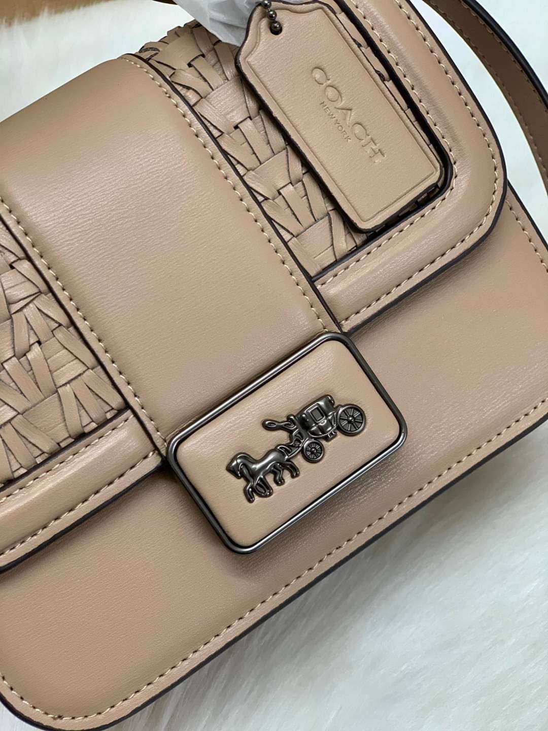 น้องสวย คุณภาพแน่นอีกแล้วจร้าา! COACH ALIE SHOULDER BAG 18 WITH WEAVING ((C2587)) พร้อมส่งความสวย! กระเป๋าสะพายครอสบอดี้ร์หรือสามารถทบเป็นสายคู่ใช้แบบหิ้วหรือคล้องไหล่ได้ด้วย หนังแท้อย่างดีสวยงามค่ะ ด้านหน้าทำหนังแบบสานได้คลาสสิคค่ะ