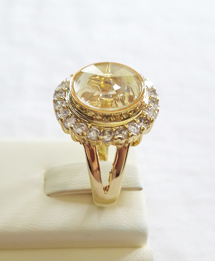 สินค้าหมดค่ะ แหวนกังหัน4ใบ รุ่นล้อมเพชร เสริมดวงเนื้อทองเหลืองชุบทองค่ะ