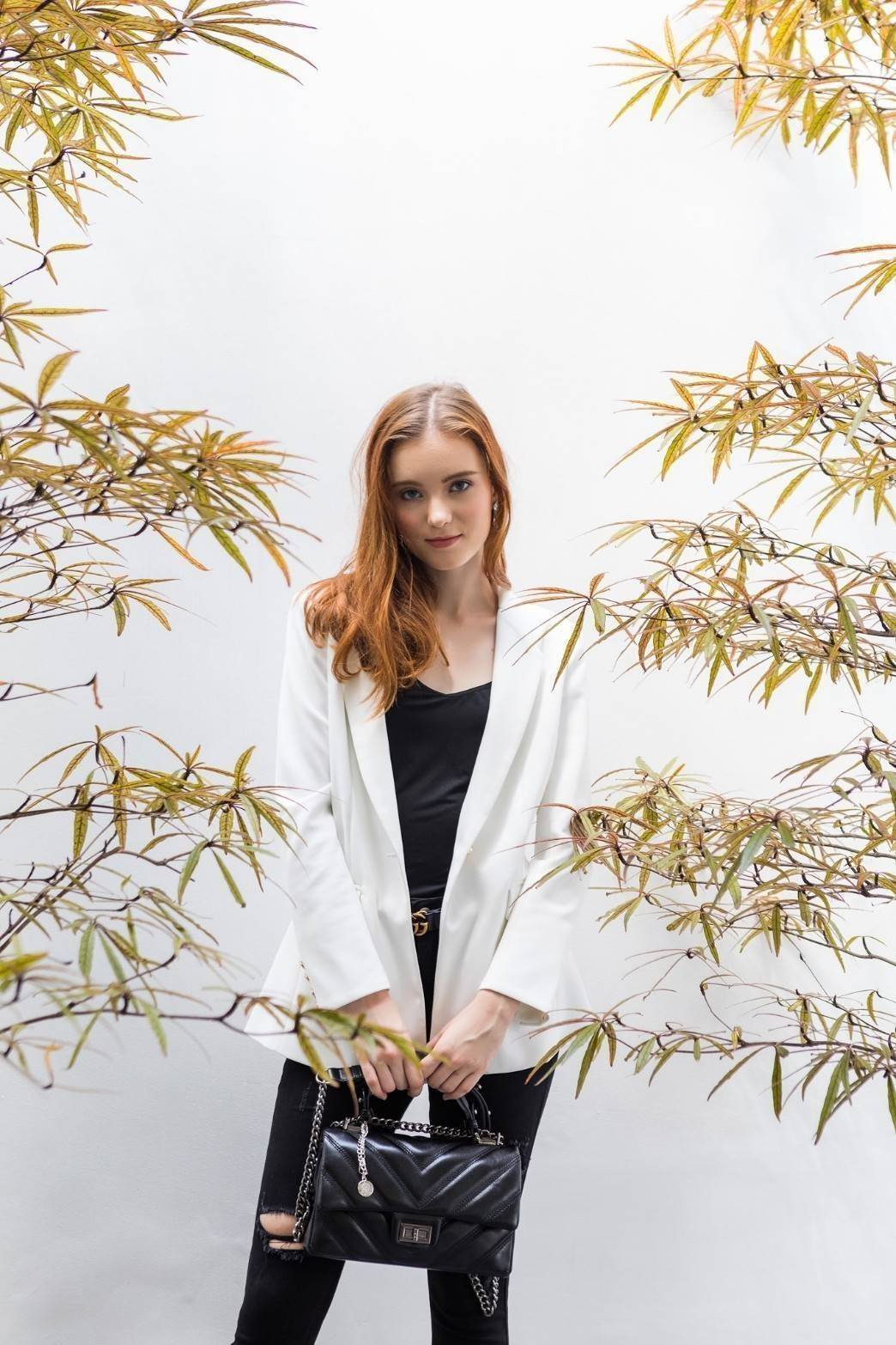 รุ่นขายดีเข้าเพิ่มค่า KEEP รุ่น coco chain handbag กระเป๋าทรงหรู รอบใหม่ ใช้หนัง Microfiber นิ่ม ฟู ตึงสวย ทนกว่าเดิมอยู่ทรง ใครชอบสไตล์นี้ห้ามพลาดนะคะ ใบนี้มีหูถือได้ ด้านในสีแดงสวย มีช่องแบ่งเก็บของหลายช่อง ด้านหลังมีช่องพิเศษสามารถใส่มือถือได้ค่ะ สายปร