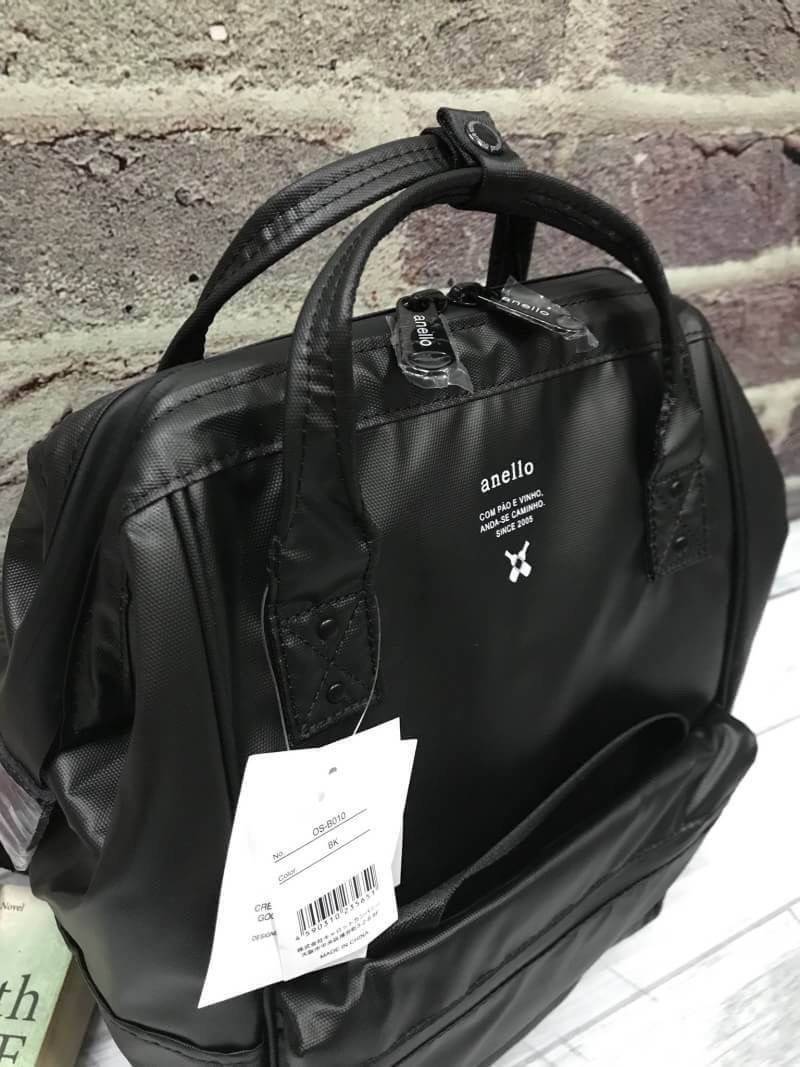 ANELLO WATER RESISTANCE “ Limited Edition “ คอลเลคชั่นใหม่ล่าสุดของรุ่นที่ขายดีติดอันดับ ผลิตจาก Polyester PVC 100%กันน้ำกันฝน ออกแบบกระทั่งช่องซิปไม่ต้องกลัวน้ำซึมผ่าน มีช่องใส่ PC Holder แบ่งช่องใส่ของเป็นสัดส่วน และเป็นระเบียบ ฟังก์ชั่นการใช้งานยังครบเ