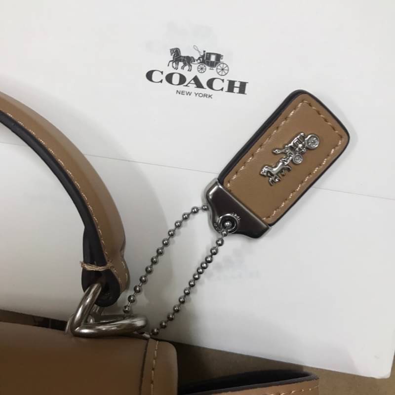 COACH COURIER CARRYALL 23 IN COLORBLOCK SIGNATURE CANVAS พร้อมส่ง 7 แบบ พร้อมส่ง ลุคดูไฮสุดๆค่ะ! กระเป๋าสะพายหนังหรูหราและคลาสสิค หนังแท้ชั้นดีที่สุด น้ำหนักเบา หนังสวยมากก สัมผัสแล้วหลงรักแน่นอนจ้าา😘