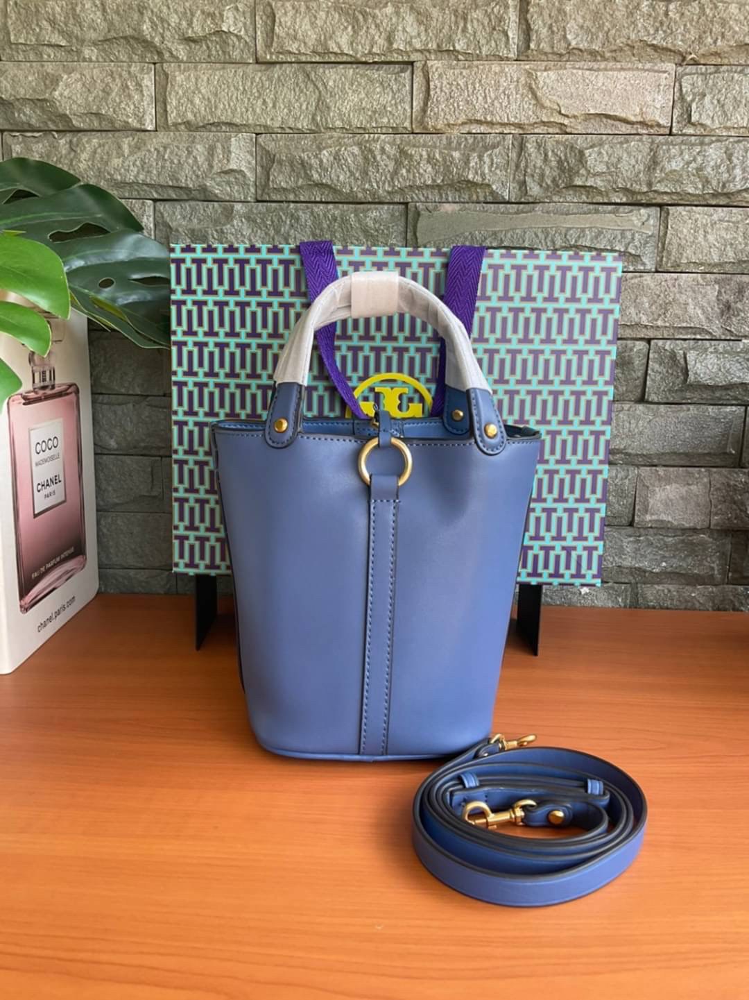 TORY BURCH LEATHER BUCKET BAG MILLER MINI BAG รุ่น 55222 กระเป๋าสะพาย Crossbody ทรงถังสวยสุดฮิต เป็นรูปทรงใหม่