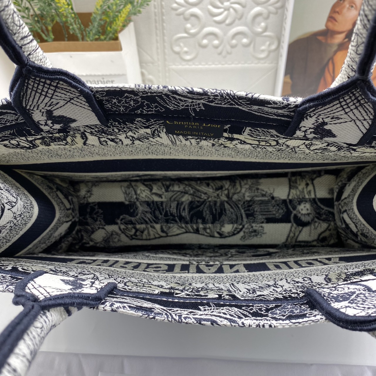 CHRISTIAN MEDIUM DIOR BOOK TOTE เอกลักษณ์ของความหรู เป็นทางช็อปปิ้งBag ที่ต้องมี ภายในโล่งกว้างมาก ใส่ของแบบแน่นๆ จุๆไปได้เลย น้ำหนักเบาสบาย งานออริปักขึ้นรูปสวยมาก มี code stamp พร้อมส่งที่ไทย ภาพสินค้าถ่ายจากงานขายจริง ใช้งานต่างประเทศได้ค่ะ