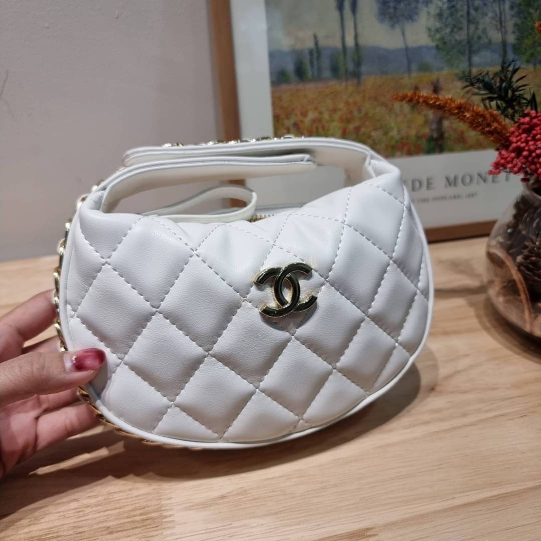 Chanel Pouch Hot item 2023 กระเป๋าสะพายกึ่งพอช ใบเล็กน่ารักน่าใช้ ถือไปไหนก็อัพลุคปัง วัสดุหนังแกะ สัมผัสนิ่มมือ หูจับในตัว ปรับได้อีกเล็กน้อย มาพร้อมสายสะพายโซ่