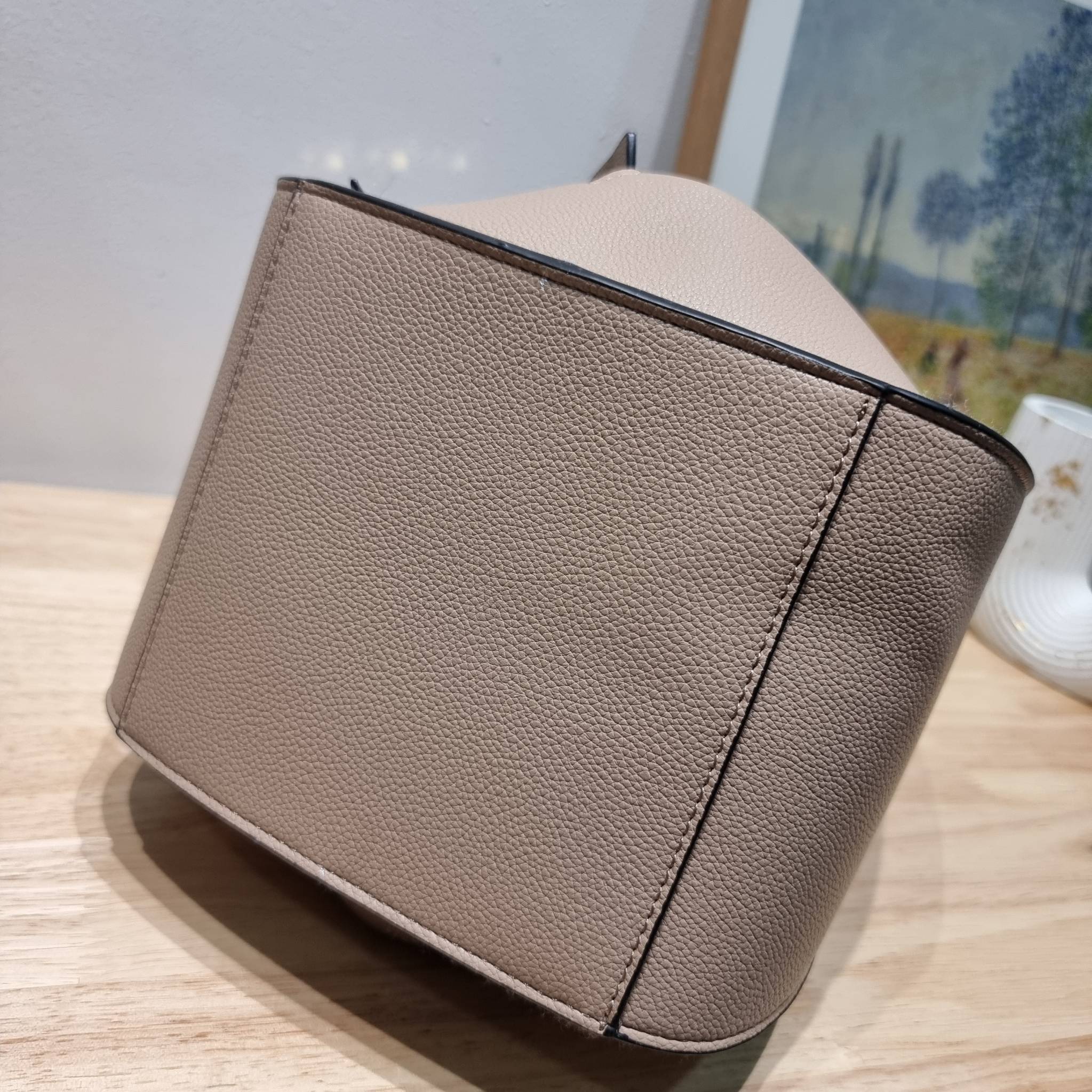 LOEWE SMALL HAMMOCK IN SAND GRAINED LEATHER คอลสุดฮิต ไอเท็มยอดนิยม ที่ใครๆก็ใช้กัน!! กระเป๋าสะพายดีไซน์สุดแซ่บ ที่สามารถปรับเปลี่ยนรูปทรงได้หลากหลาย