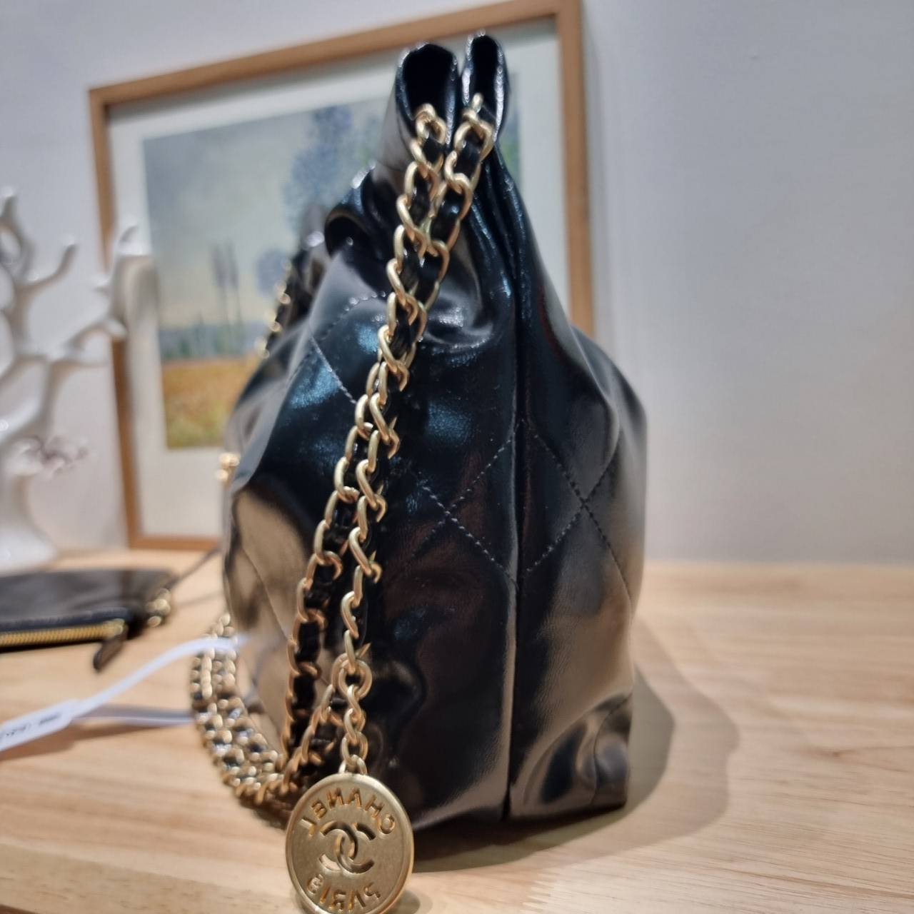 Chanel 22 horizontal bag แรงเกินต้านที่สุดกับไอเท็มนี้ ที่สาวๆหรือใครๆก็ต้องมี มาในไซส์ใหญ่ รูปทรงใช้ง่ายขึ้น แต่ยังจุได้หนักๆเหมือนเดิม ดูหรูหรา เกินเรื่องที่สุด