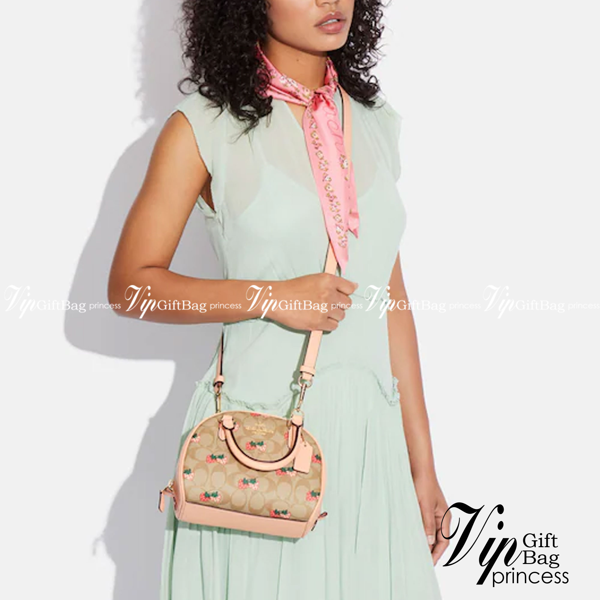 COACH SYDNEY SATCHEL BAG CA202 CA591 CB596 ใหม่ล่าสุด กับคอลที่สาวๆต้องหลงรัก กระเป๋าสะพายทรง satchel ที่มีรูปทรงดึงดูดสายตา สวยแรกเห็น วัสดุหนัง crossgrain พร้อมหูจับในตัว เปิด-ปิดด้วยซิป ภายในโล่งกว้าง ขนาดกำลังดี มีสายครอสให้ ปรับได้ตามชอบ ใบจริงลูกคุณ