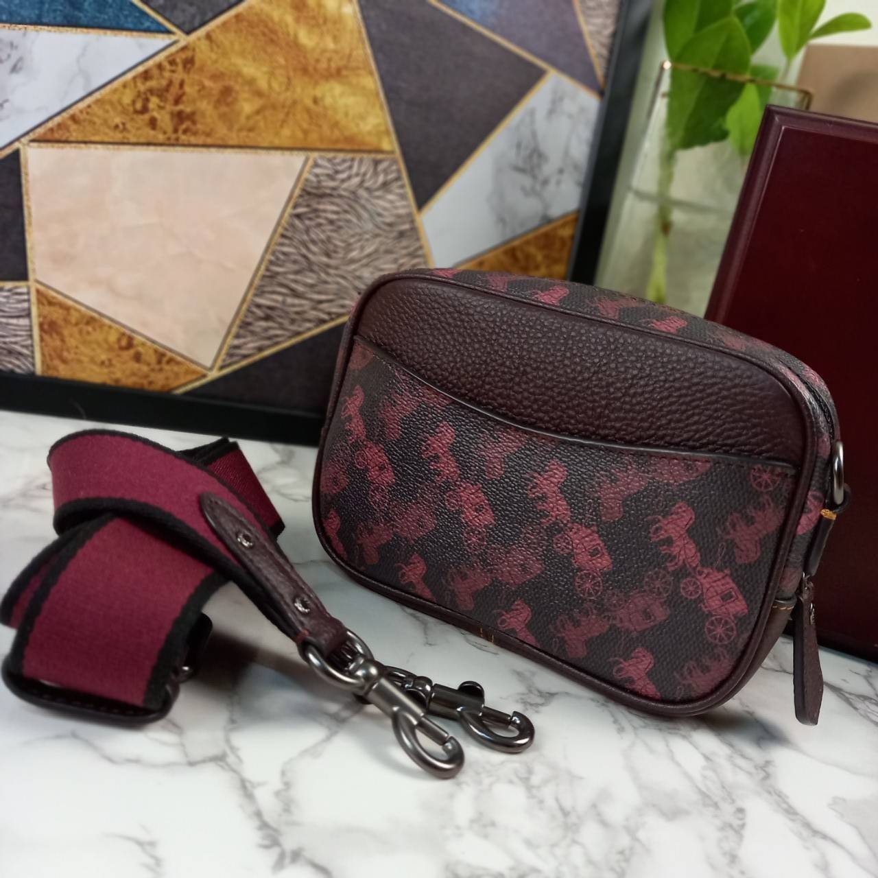 COACH Camera Bag 26, rainbow-red pattern COACH Camera Bag 16 With Horse And Carriage Print and Heart OXBLOOD (F79369 F88264) 🍁น่าใช้มากมาย รุ่นนี้มาพร้อมสายสปอร์ตใหญ่ ถอดเก็บได้ ปรับระดับได้ หนาแน่น ทนทาน จุของได้เยอะพอสมควร //วัสดุแคนวาส