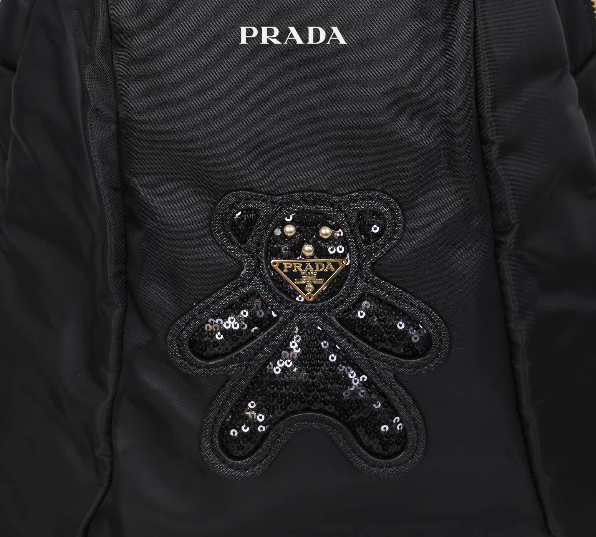 PRADA NYLON Bear BACKPACK กระเป๋าสะพายเป้ Premium gift จากเคาน์เตอร์ต่างประเทศรุ่น Limited edition วัสดุเป็น Nylon เนื้อหนาคุณภาพดีตามแบบฉบับของแบรนด์ ขนาดกำลังดี น้ำหนักเบา ด้านหน้าเป็นลายหมีปั๊กกลิ้ตเตอร์โลโก้แบรนด์ อะไหล่ทองหรูภายในซับ Polyester 100% ม