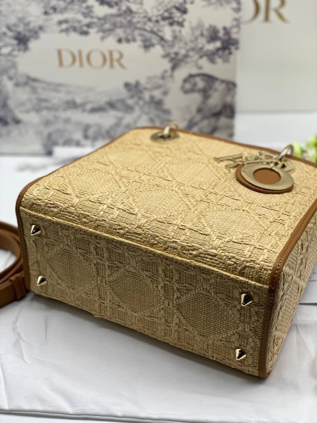 ORI 】DIOR Medium Lady Dior Bag Natural Cannage Raffia พร้อมส่งที่ไทย ภาพสินค้าถ่ายจากงานขายจริง ใช้งานต่างประเทศได้ เอกลักษณ์ของความหรู เรียบหรูมีสไตล์เหนือกาลเวลา รังสรรค์ขึ้นจากต้นปาล์มชนิดหนึ่งตามธรรมชาติ ประดับด้วยลวดลาย Cannage อันเป็นเอกลักษณ์ โดดเด