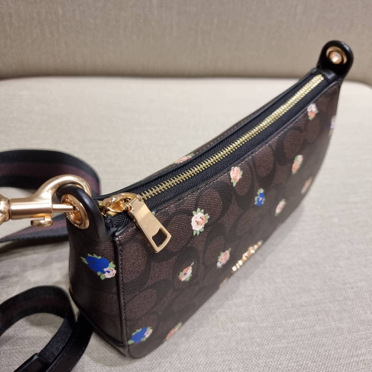 COACH C7264 C6823 C6817 JES BAGUETTE IN SIGNATURE CANVAS คอลเลคชั่นใหม่ล่าสุด พร้อมเสิร์ฟความสวยถึงบ้านเช่นเคย!! กระเป๋าสะพายทรงบาแกตต์ ดีไซน์ย้อนยุค ที่แอบแฝงความเรียบหรูดูแพงอยู่ในตัว โดดเด่นด้วยสายสะพายเส้นใหญ่ โทนสีคอนทราส ทำให้ไอเท็มนี้ดูมีลูกเล่นมาก