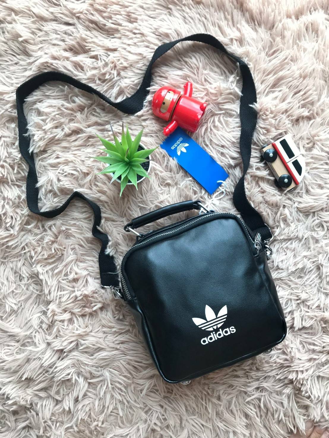 Adidas Mini Shoulder Bag and Backpack กระเป๋าแบบทรีเวย์ ที่สามารถถือเก๋ สะพายเท่ๆแบบเป้หรือสะพายข้าง มีช่องซิปเปิดได้ทั้งด้านหน้าและด้านหลัง เพื่อการใช้งานที่สะดวกสบาย วัสดุหนังpu หนังนิ่ม ถือสบายมือ มีหมุดรองฐานกันรอยสี่มุม ใบเดียวสามารถเปลี่ยนลุคช์ได้ด้
