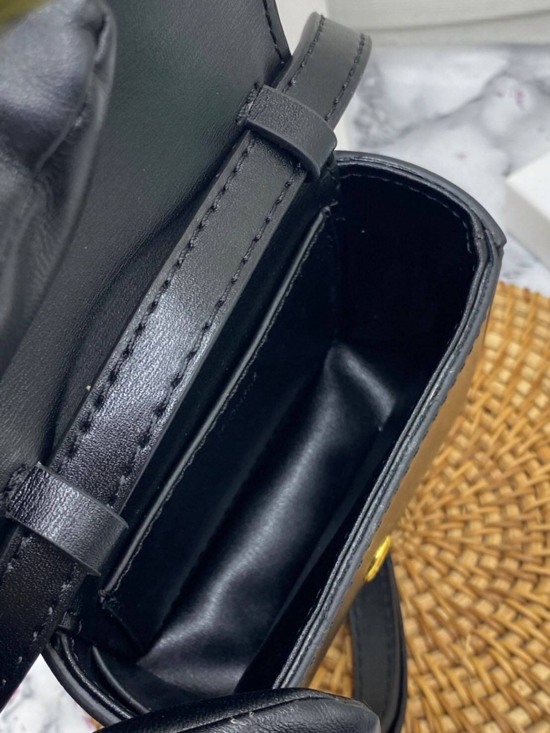 หนังแท้ CELINE MINI TRIOMPHE IN TRIOMPHE CANVAS AND CALFSKIN ใบเล็กน่ารัก งานหนังแท้ทั้งใบ กระเป๋ามินิทรงชิค ดีไซน์รูปกล่องสุดแสนมินิมอล สามารถสะพายแบบ Crossbody และยังเป็น Belt Bagได้อีกด้วย แบบไม่มีตกยุค ด้านหน้าโดดเด่นด้วยโลโก้สีทอง เป็นอีกหนึ่งตัวเลือ