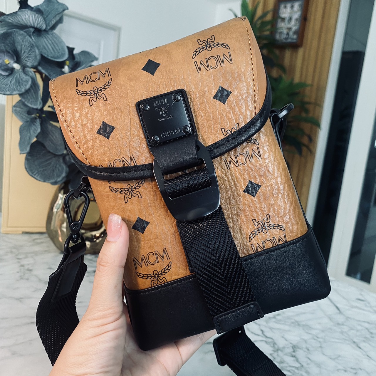 M.C.M Small Aren N/S Crossbody in Visetos Cognac คอลใหม่เอาใจหนุ่มๆ สั่งก่อนหล่อก่อนน้าา!! กับกระเป๋าสะพายข้างสุดชิค ที่ดูดีมีเสน่ห์มากๆ เห็นแล้วก็ต้องหลงแน่นอน