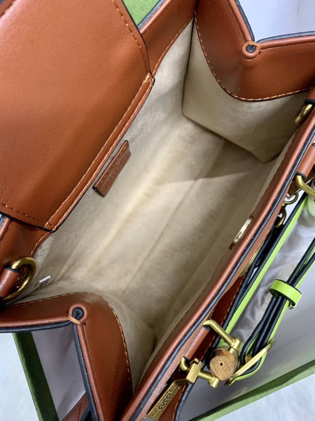 กระเป๋า GUCCI สไตล์งานหูไม้ไผ่ Size mimi รุ่น Gucci Diana Bag กระเป๋าสุดคลาสสิกดีไซน์มาใหม่พร้อมเข็ดขัดหนังสีสะท้อนแสงประดับตรงหูกระเป๋า กระเป๋าทรง tote วัสดุหนังแท้ (calfskin) อะไหล่ทอง ขนาดกำลังดี งานสวยตั้งอยู่ทรง มีสายสะพายยาว 1เส้น สามารถปรับระดับได้