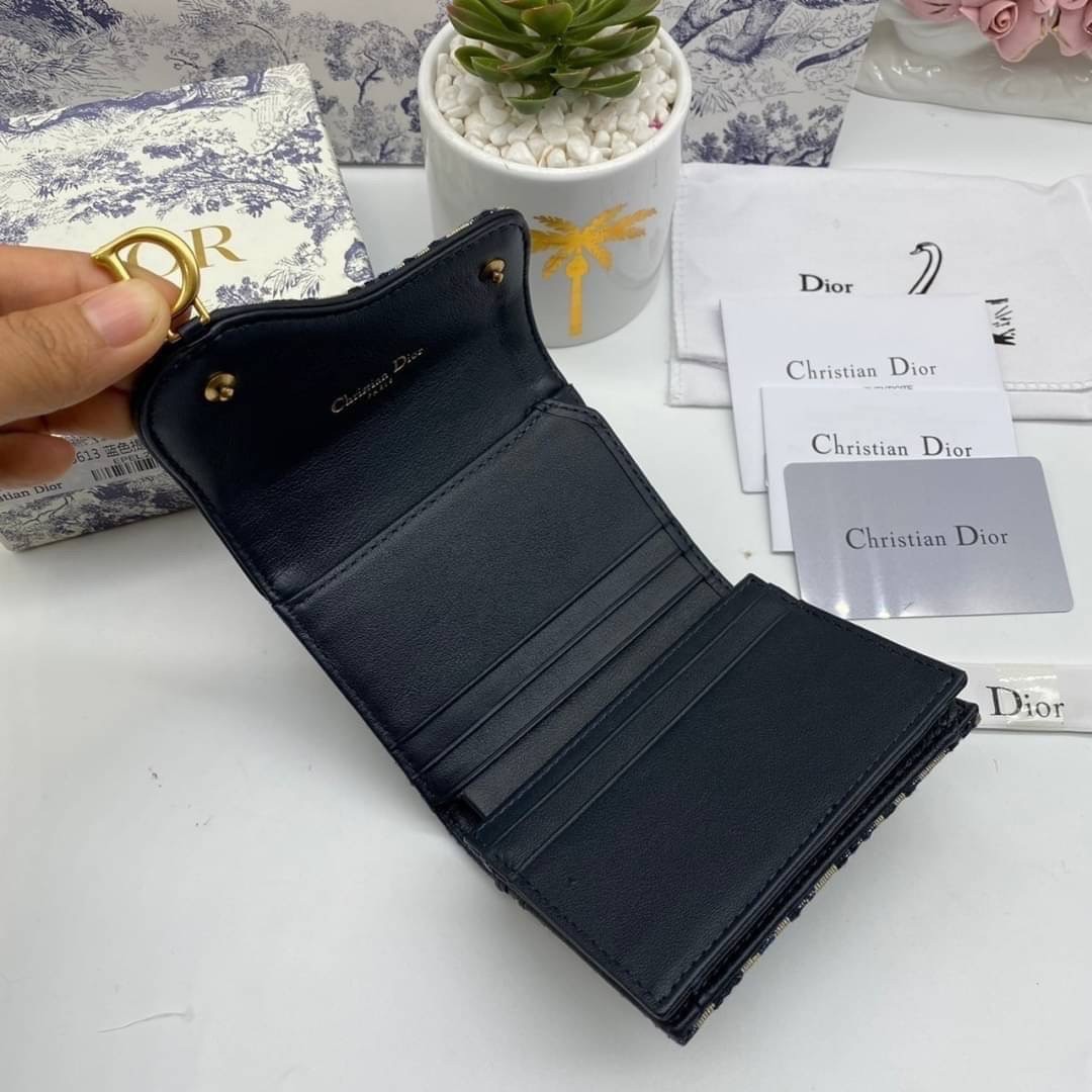 ORI 🥂 DIOR Wallet Saddle Lotus / Dior tri-fold wallet เกรดออริจินอล กระเป๋าสตางค์ 3 พับ วัสดุหนังแท้ และผ้า Jacquard อย่างดี ทอสวยงามที่สุด มีช่องใส่เหรียญมีซิปปิด ใส่การ์ด ใส่ธนบัตรได้ ครบเลยค่ะ ผสมผสานความสง่างามและคลาสสิกที่เข้ากับยุคสมัย ด้านห