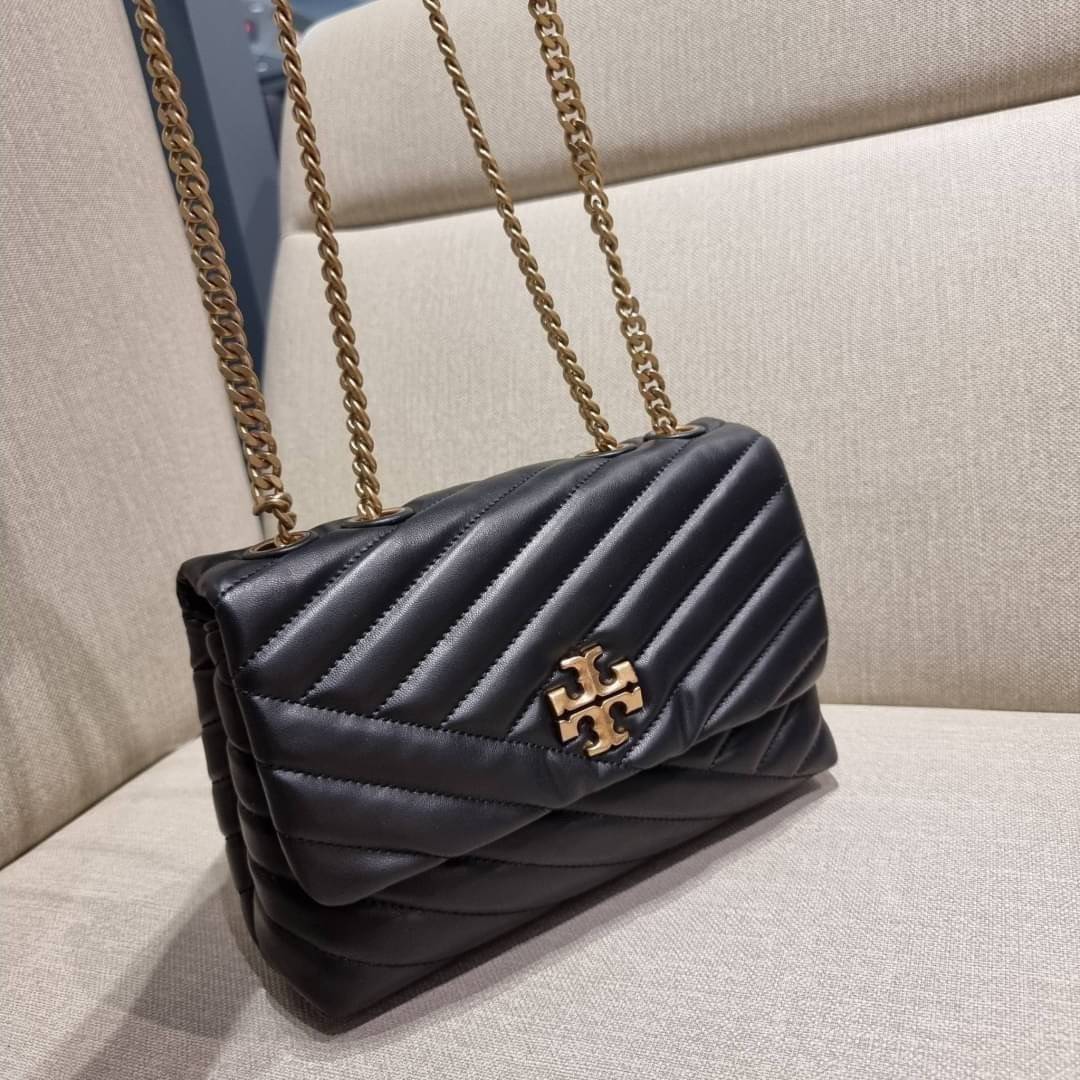 TORY BURCH KIRA CHEVRON CONVERTIBLE SHOULDER BAG (SMALL / MEDIUM) กระเป๋าสะพายรุ่นยอดฮิต ไซส์คลาสสิค ที่ใช้ยังไงก็ดูหรู ดีไซน์เฉพาะตัว วัสดุหนังแกะ สัมผัสนิ่ม เปิด-ปิดด้วยกระดุมแม่เหล็ก ภายในเป็นช่องโล่ง ใส่กระเป๋าสตางค์ มือถือ เครื่องสำอางค์ พาวเวอร์แบงค