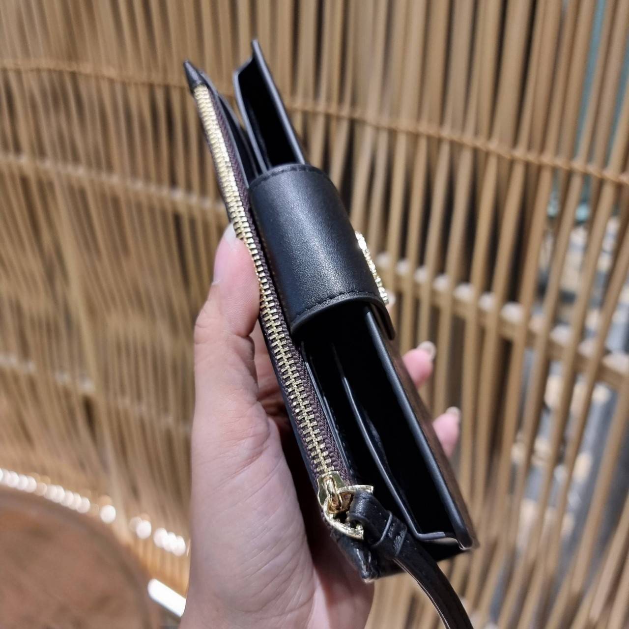 พร้อมส่ง 7 สี COACH C2874 TECH WALLET IN COLORBLOCK SIGNATURE CANVAS จัดให้สีใหม่ก่อนใคร!! ดีไซน์ใหม่ คอลเลคชั่นสวยหรู กระเป๋าสตางค์พร้อมสายคล้องมือ ง่ายต่อชีวิตมากจ้า!! มันดีอะไรเบอร์นี้ ใส่ได้ทั้งบัตร และโทรศัพท์ก็ใส่ได้ทุกรุ่น แถมยังมีช่องซิปแยกไปอีก ช