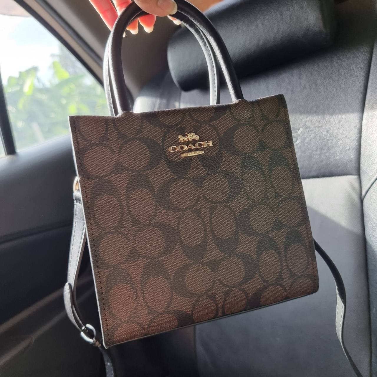 COACH MINI CALLY CROSSBODY IN SIGNATURE ((3599, 2184, 5693, 2134, 2183)) พร้อมส่งที่ไทยทันที! กระเป๋าสะพายครอสบอดี้ร์ กระเป๋าครอสบอดี้โท้ทมินิไซส์ รุ่นใหม่สุดฮอต!! ใบจริงคือน่ารักม้ากกกก!! สวยอยู่ทรง น่ารักน่าใช้ ทรงTote ปากกระเป๋าเปิดปิดแบบแม่เหล็ก ภายใน