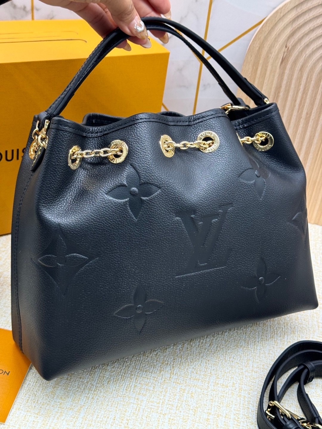 LV Bundle Bag / LV Bella Bucket Bag กระเป๋าสะพายทรงบัคเก็ตรุ่นใหม่ หนังแท้ Monogram Empreinte ตกแต่งอะไหล่สีทองหรูหราปั้มแบรนด์ รูปทรงกระเป๋าเพรียวบางใช้งานได้ตั้งแต่เช้าจรดค่ำแมตช์กับเสื้อผ้าได้ทุกชุด หูจับแบบคู่ใช้ถือก็ดู ล้ำสมัย