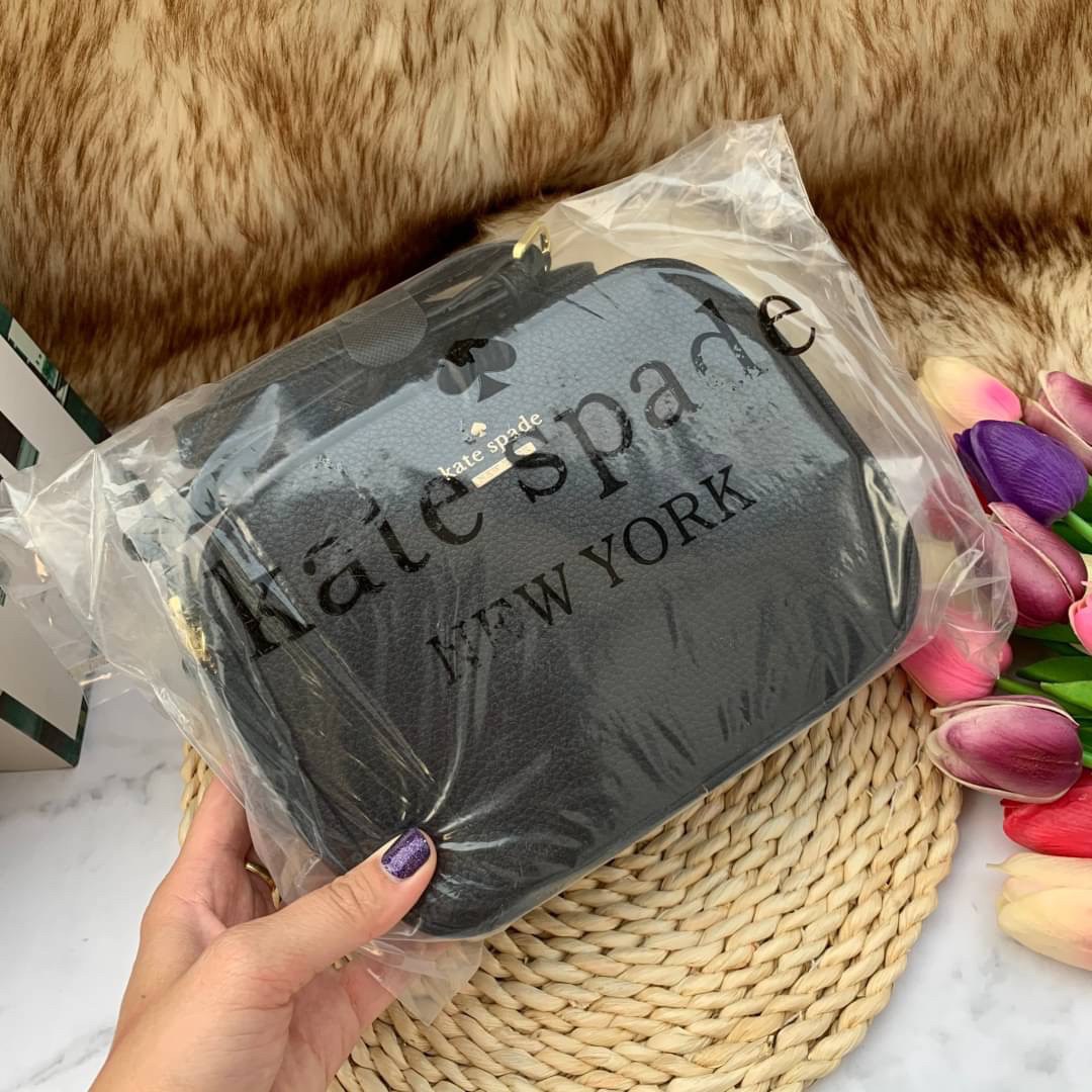 ของแท้ 💯% Kate spade New York mini shoulder bag กระเป๋าสะพายหนังนิ่ม สวยอยู่ทรง ด้านหน้าประดับโลโก้แบรนด์ อะไหล่ทอง น้ำหนักเบา มี2ช่องซิป แยกเป็นสัดส่วน ภายในมีช่องซิป 1 ช่อง และช่องใส่ของจุกจิก 1ช่อง จุของได้เยอะ สายสะพายปรับระดับได้ค่ะ