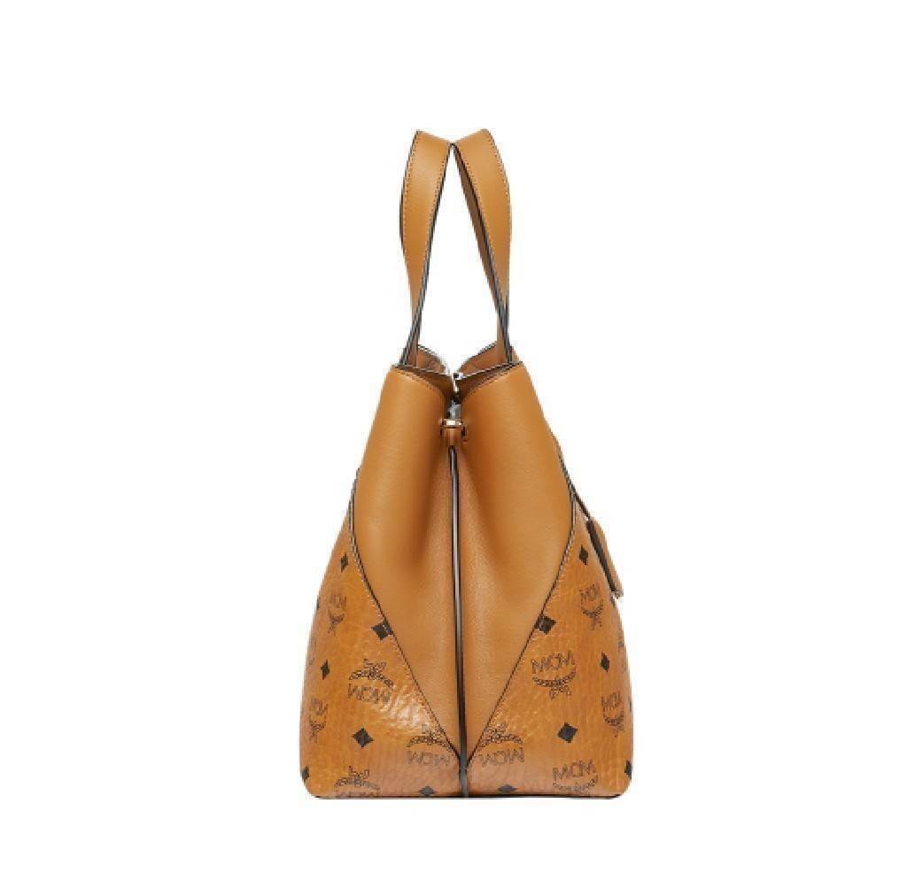 M.C.M ESSENTIAL TOTE IN VISETOS ความจุใจมาพร้อมเสิร์ฟแล้วจ้า ใครที่มองหากระเป๋าทรงโท้ทจุๆ ต้องใบนี้เลย!! กระเป๋าสะพายไหล่/ข้าง ดีไซน์ทรงสวยน่าใช้ วัสดุหนังแคนวาสสลับหนังแท้ ปากกระเป๋ามีตัวบิดล็อคแน่นหนากันของหล่นออกจากกระเป๋า ภายในโล่งกว้าง แบ่งสัดส่วนอย่