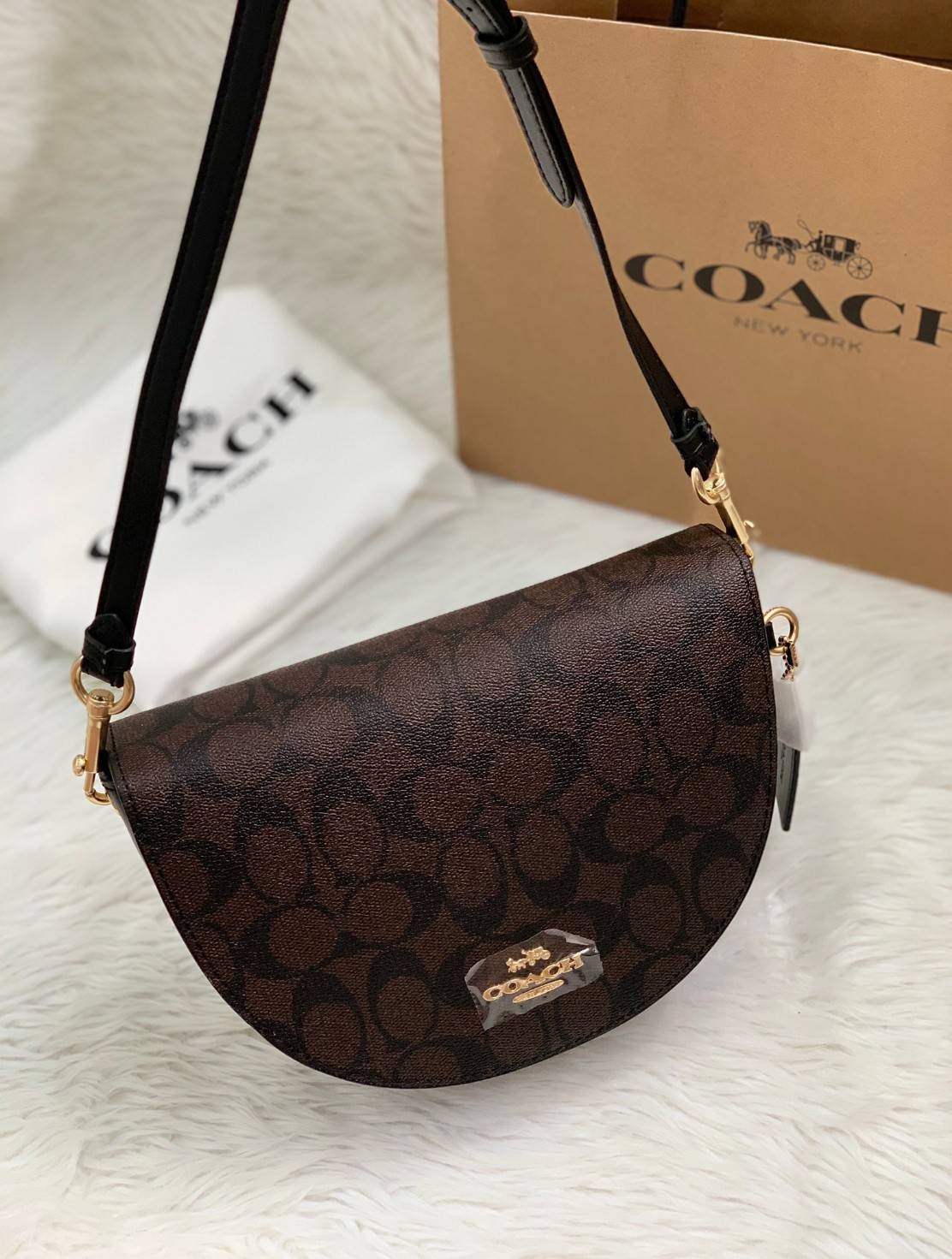 พร้อมส่งที่ไทยครบทั้ง6สีค่ะ 😘 Coach Ellen Crossbody In Signature ((C1432)) กระเป๋าทรงฮาฟมูนรูปทรงคลาสสิก ออกแบบให้มีลักษณะโค้งมน ไม่ดูเป็นทรงแข็งจนเกินไป ดีไซน์และสีของกระเป๋ายังเรียบง่าย เข้าได้กับทุกชุด สะพายครอสบอดี้ร์//สะพายข้าง หรือถือแบบคลัท