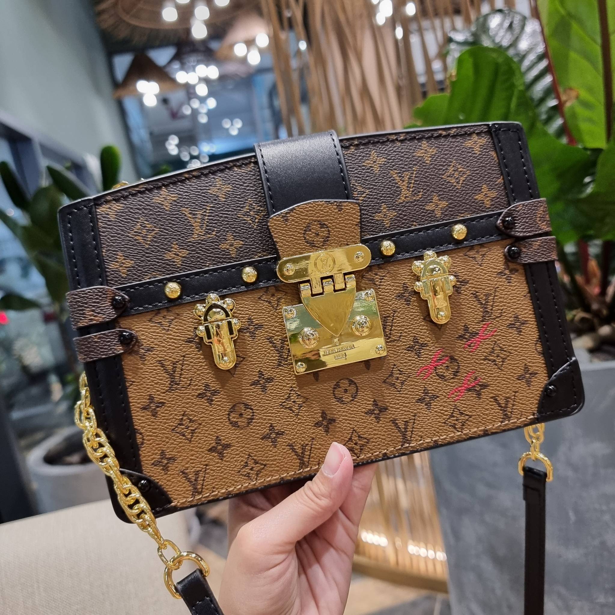 LOUIS VUITTON TRUNK CLUTCH Monogram / LV TRUNK CLUTCH กระเป๋าสะพายกึ่งคลัทช์ ทรงสวย ที่สาวๆเรียกร้อง วัสดุหนังแคนวาส ดีไซน์ทุกอย่างได้ลงตัว หรูหรา ปากกระเป๋ามีสายคาดล็อค และช่องซิปปิด ภายในแบ่งสัดส่วนไว้ดีมากๆ มาพร้อมสายสะพายโซ่สลับหนัง ที่ถอดออกได้ พกเป็