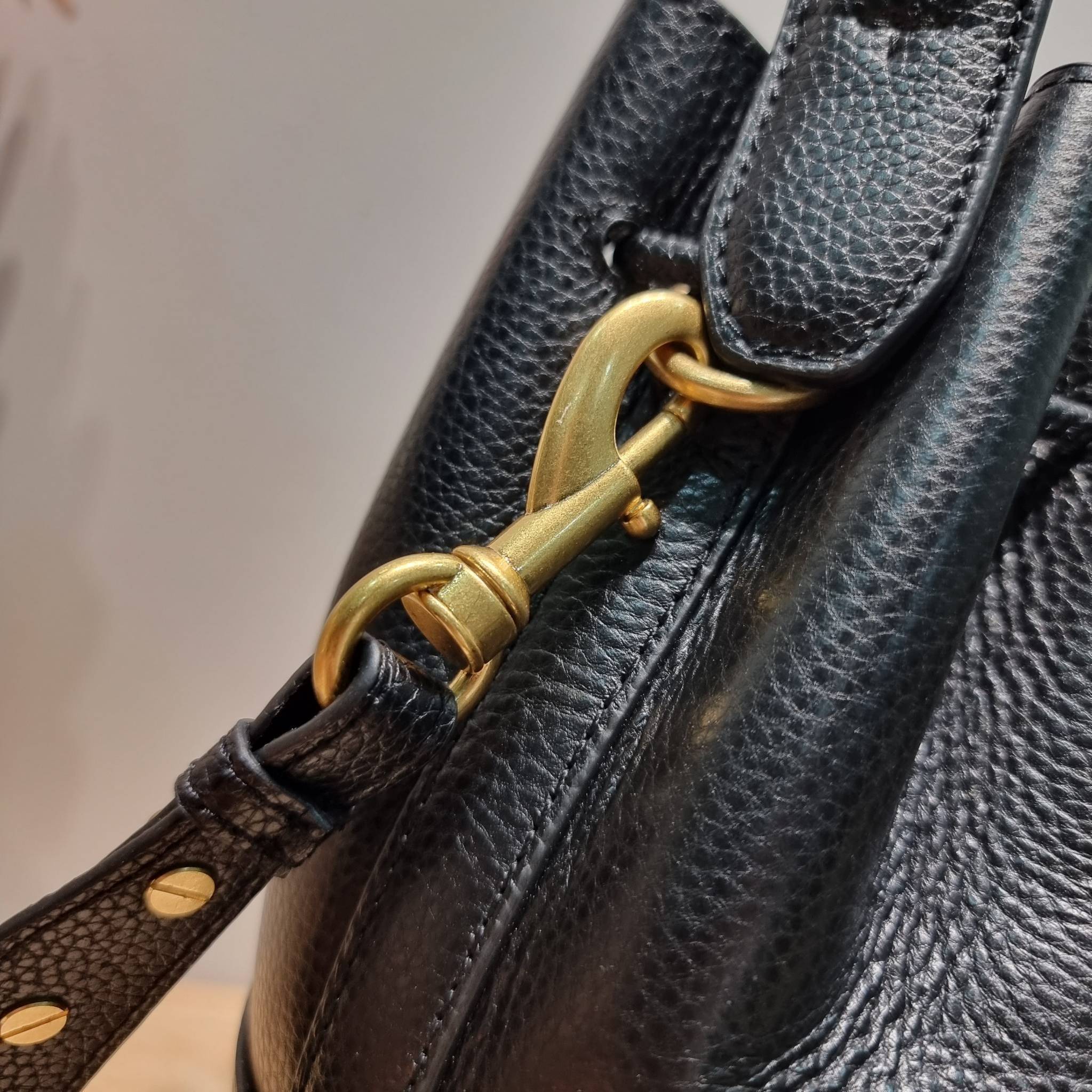 TORY BURCH MILLER BUCKET BAG / Tory Burch Bag รุ่นยอดนิยม สวยหรู ดูผู้ดี กับกระเป๋าสะพายบัคเก็ตใบใหญ่ โดดเด่นด้วยโลโก้สีทอง รูปทรงคลาสสิค ใช้งานง่ายด้วยหนังรูด