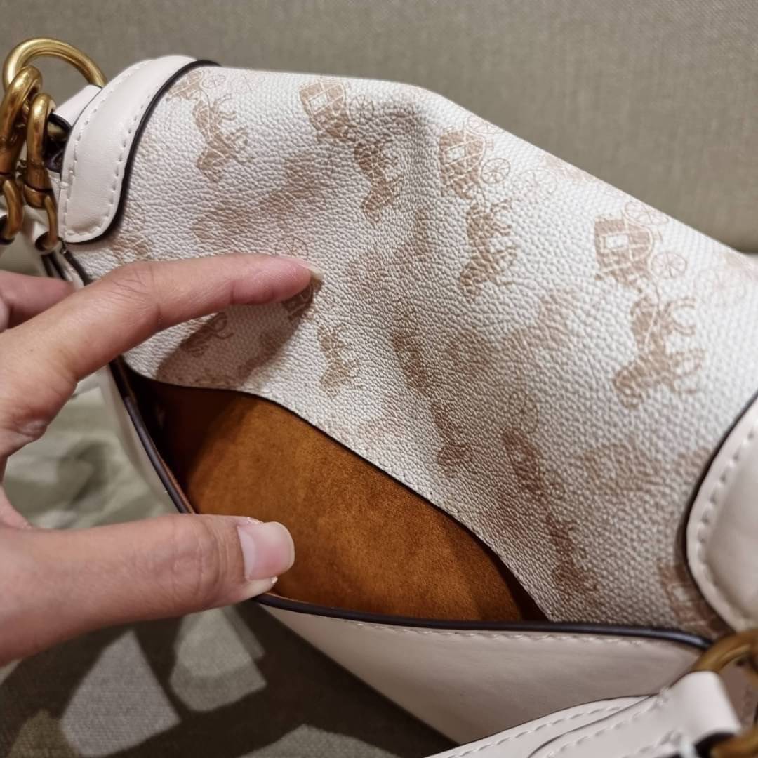 COACH C3837 BEAT SADDLE BAG WITH HORSE AND CARRIAGE PRINT The best item! ที่สาวๆรอคอย! ฮอตไฟลุก! สีหายาก ละมุนคุณหนู คอลเลคชั่นใหม่ ดีไซน์หรูหรา พิเศษมากๆมาพร้อมสายสะพาย 2 เส้น ใช้คู่กันหรือแยกสะพายก็สวยครบสูตร กระเป๋าสะพายทรง saddle คลาสสิค เปิด-ปิดด้วยก