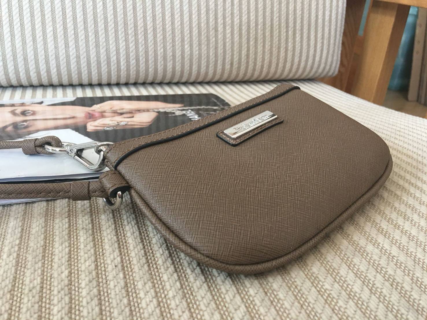 New must have item! กระเป๋าคล้องมือ ทรงน่ารัก จากแบรนด์ calvin klein มีมาให้ช้อปคะ หนัง pvc ทั้งใบอย่างดี มีสายคล้องมือเก๋ ด้านหน้าตกแต่งด้วยโลหะปั้มแบรนด์ เปิดปิดด้วยซิป ด้านในบุด้วยผ้าปั้มแบรนด์ มีช่องใส่บัตรแยก จะใส่ธนบัตรหรือบัตร ก็พกติดตัวในวันสบายๆ