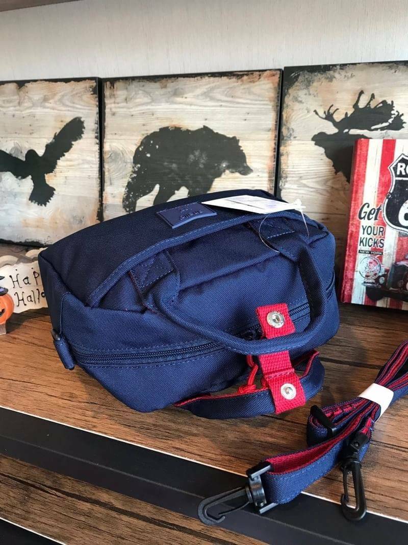 Anello 2Way mini boston Bag คอลเลคชั่นสีทูโทนสดใสต้อนรับลมร้อน กับกระเป๋าถือหรือสะพายข้าง วัสดุผ้าแคนวาสตัดสีทูโทน ที่หูจับมีตัวล้อคสาย มีฐานกว้างตั้งอยู่ทรง เหมาะกับการใช้งานที่สะดวกสบาย มีช่องใช้งานทั้งภายในและภายนอก ใส่ได้ทั้งกระเป๋าสตางค์ทรงยาว มินิไอ