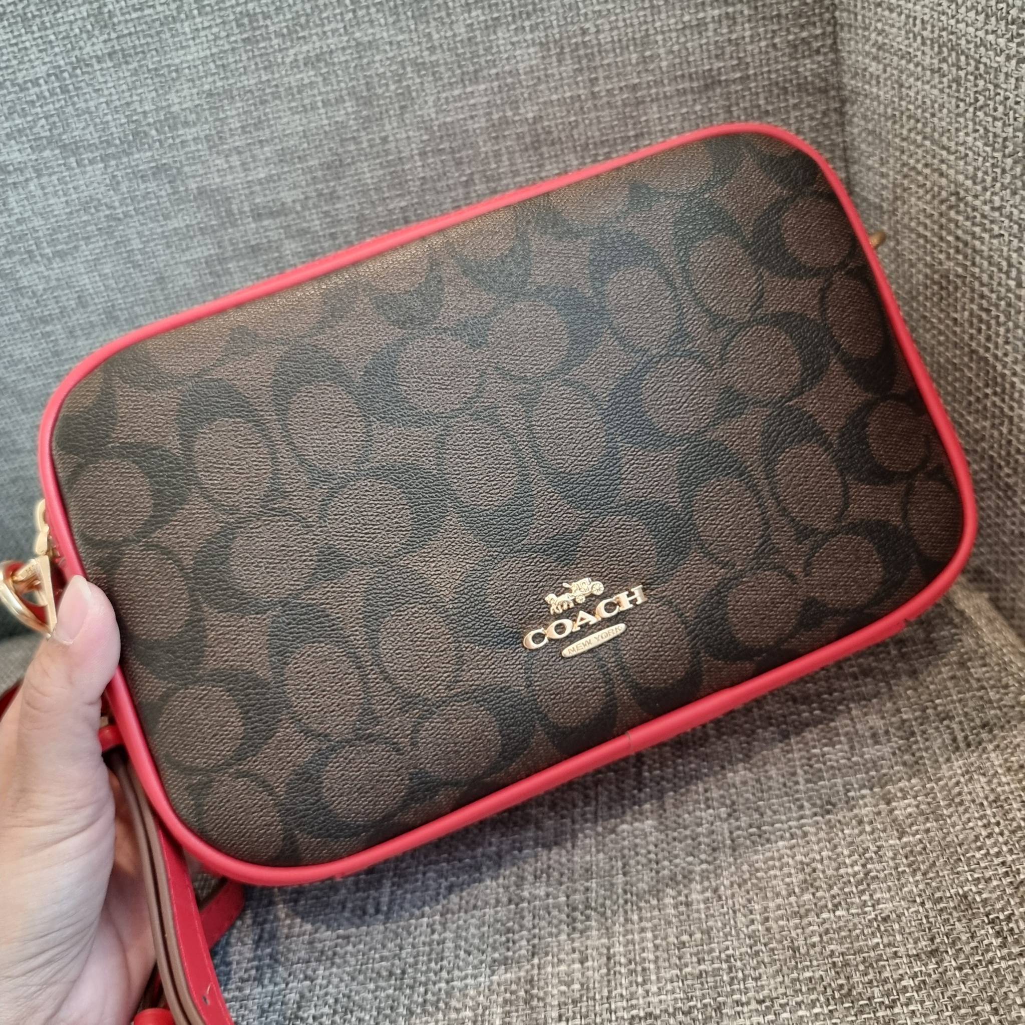 OUTLET 】COACH F68168 JES CROSSBODY IN SIGNATURE CANVAS รุ่นยอดฮิต!! กระเป๋าสะพายข้าง รุ่น 2 ซิป ใบใหญ่จุใจ สีคลาสสิคขายดี!! วัสดุหนังแคนวาสเคลือบลาย เปิด-ปิดด้วยซิป 2 ช่องหลัก ใช้งานง่าย ทรงสวยมากๆรุ่นนี้ มาพร้อมสายสะพาย crossbody ปรับได้ตามตัว ภายในใส่ขอ